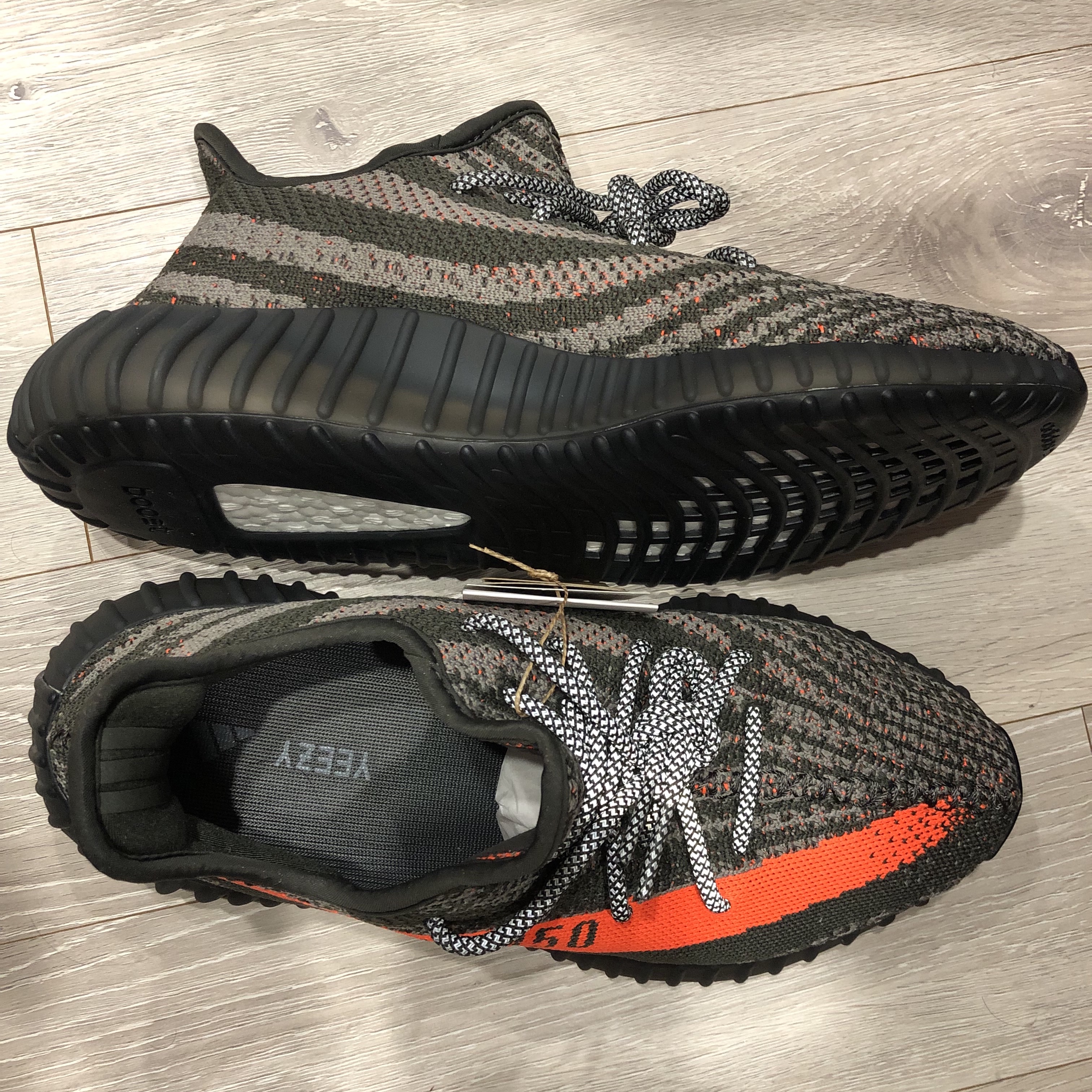 Adidas Yeezy Boost 350 V2 Carbon Beluga 착용 스타일