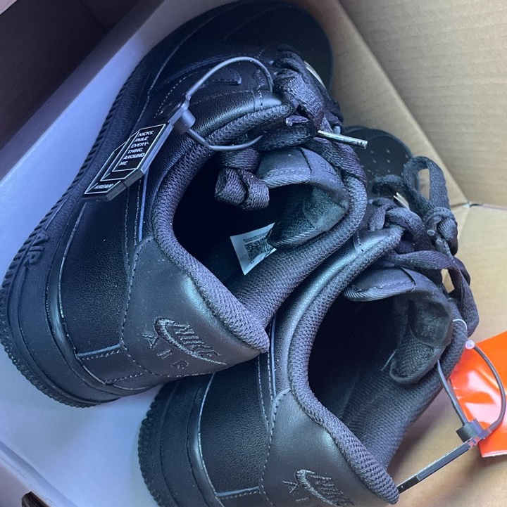 (W) Nike Air Force 1 '07 Low Triple Black 착용 스타일