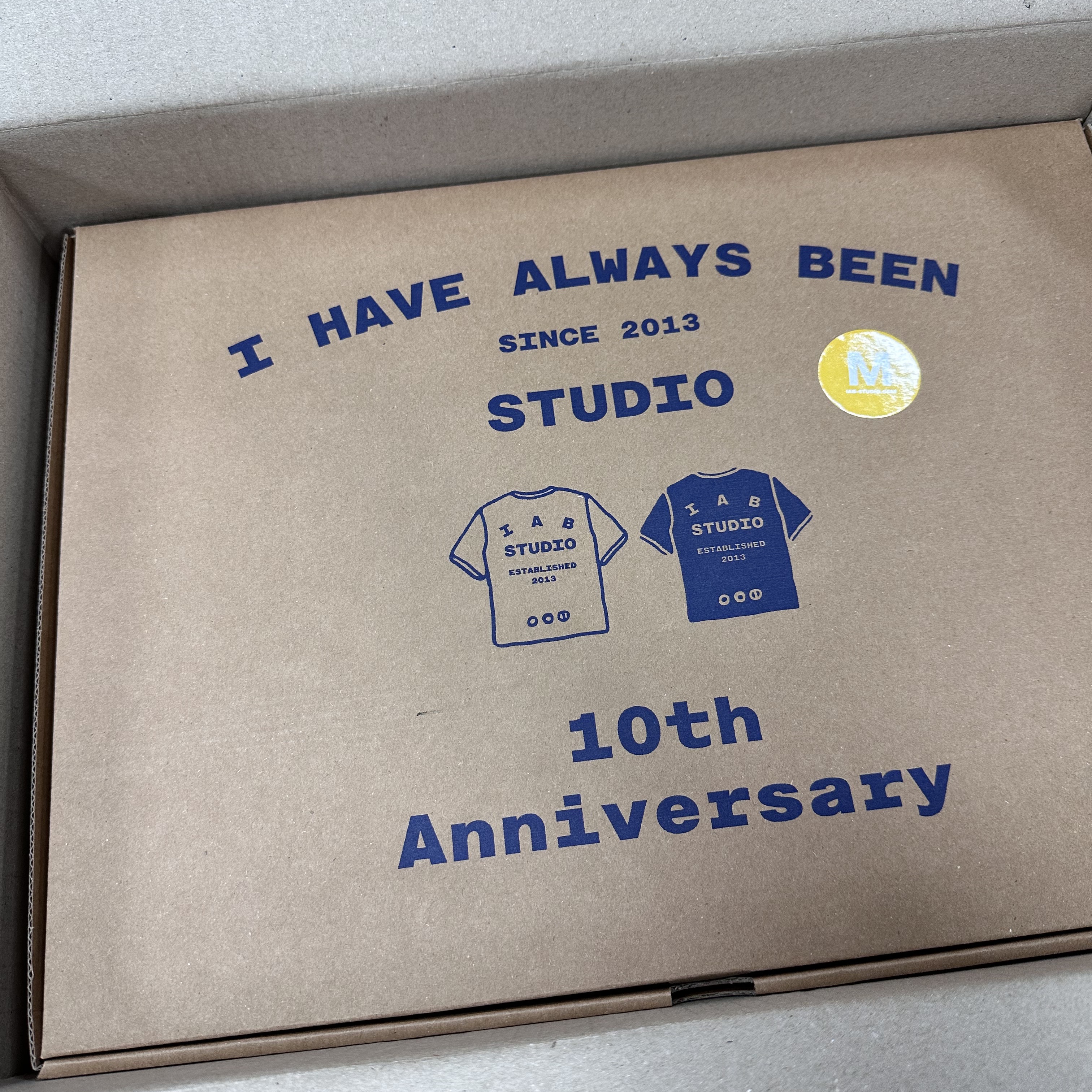 IAB Studio 10th Anniversary T-Shirts Pack White & Black (2 Pack) 착용 스타일