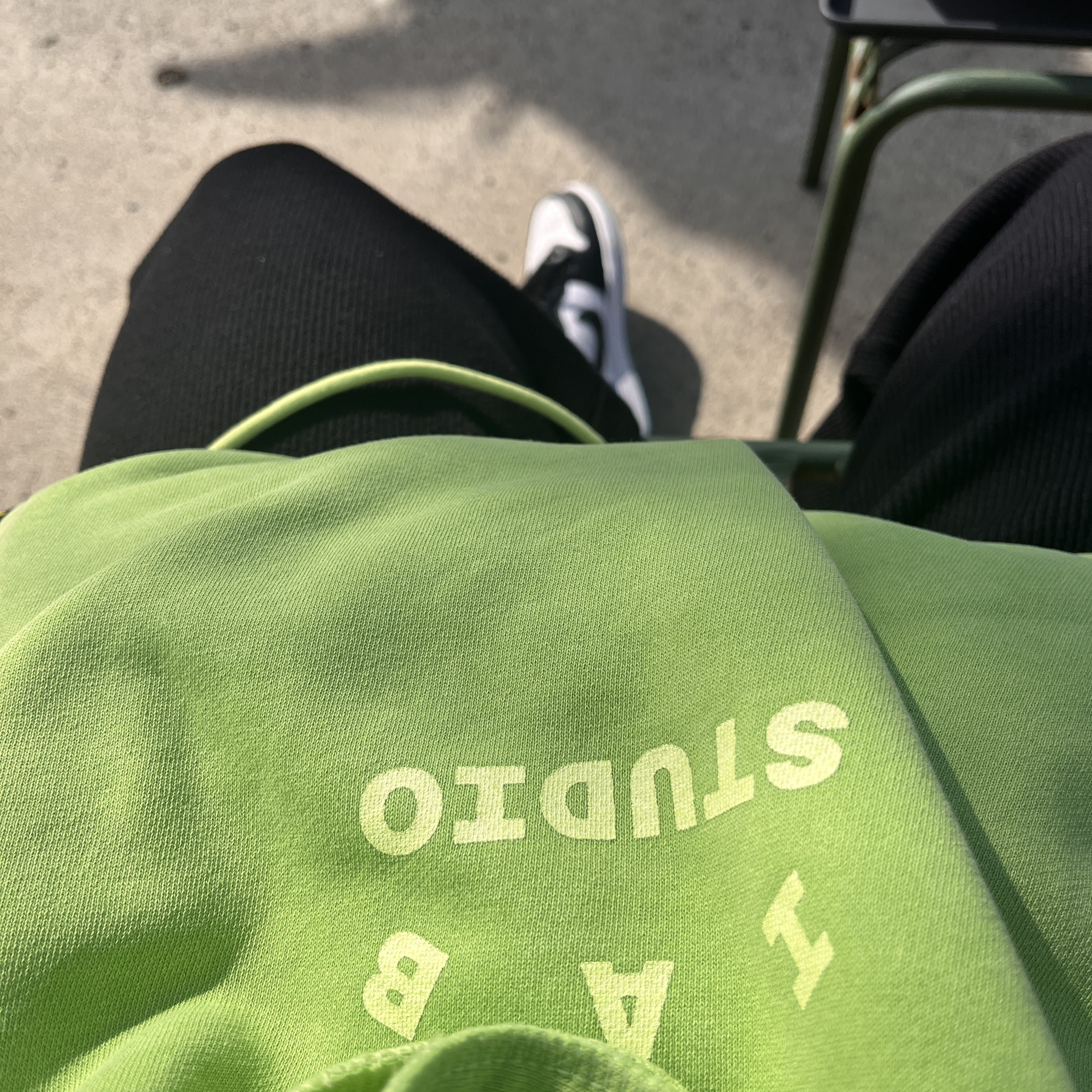 IAB Studio Pigment Sack Apple Green, Jordan 1 Retro Low OG Black and Dark Powder Blue 착용 스타일 - 2