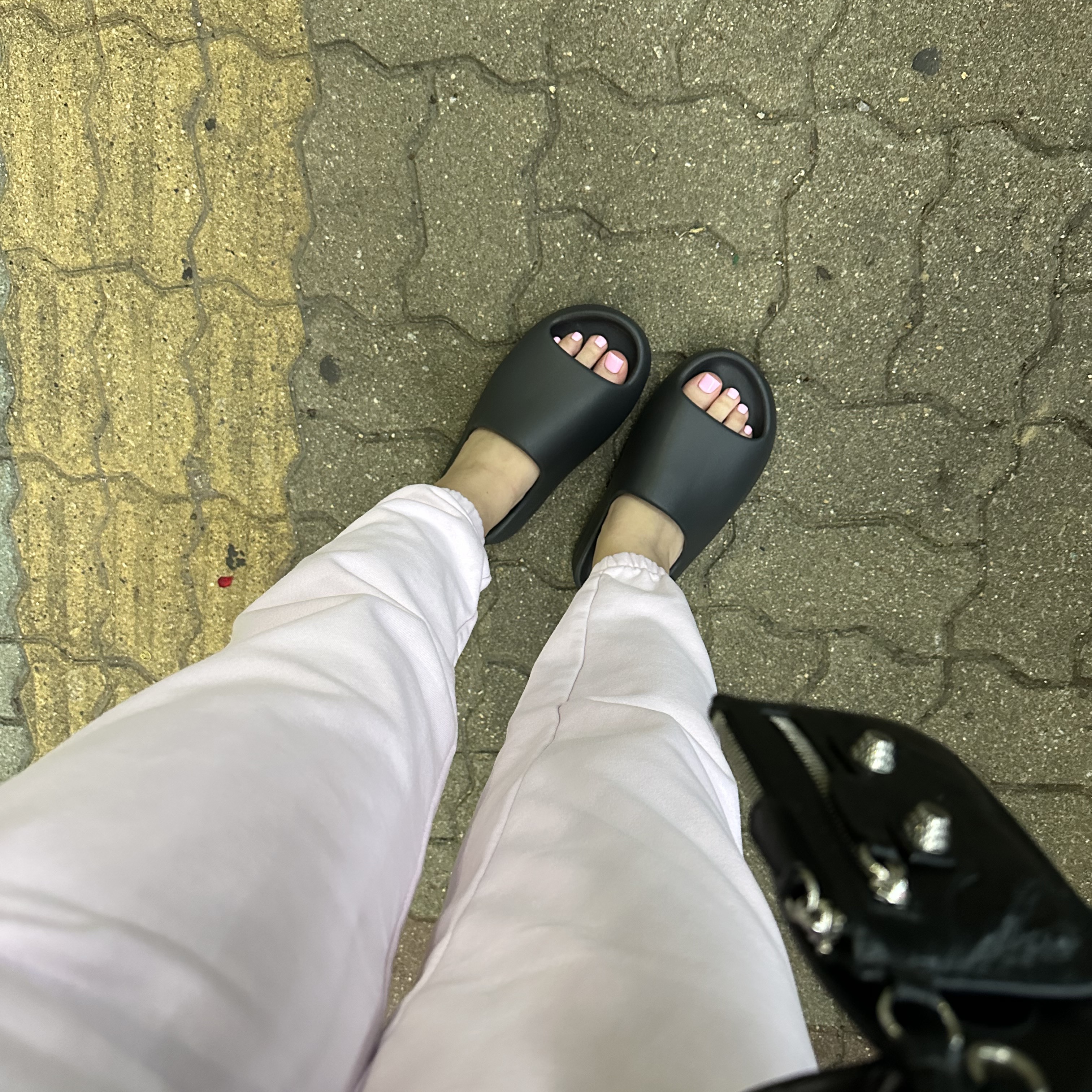 Adidas Yeezy Slide Onyx 착용 스타일