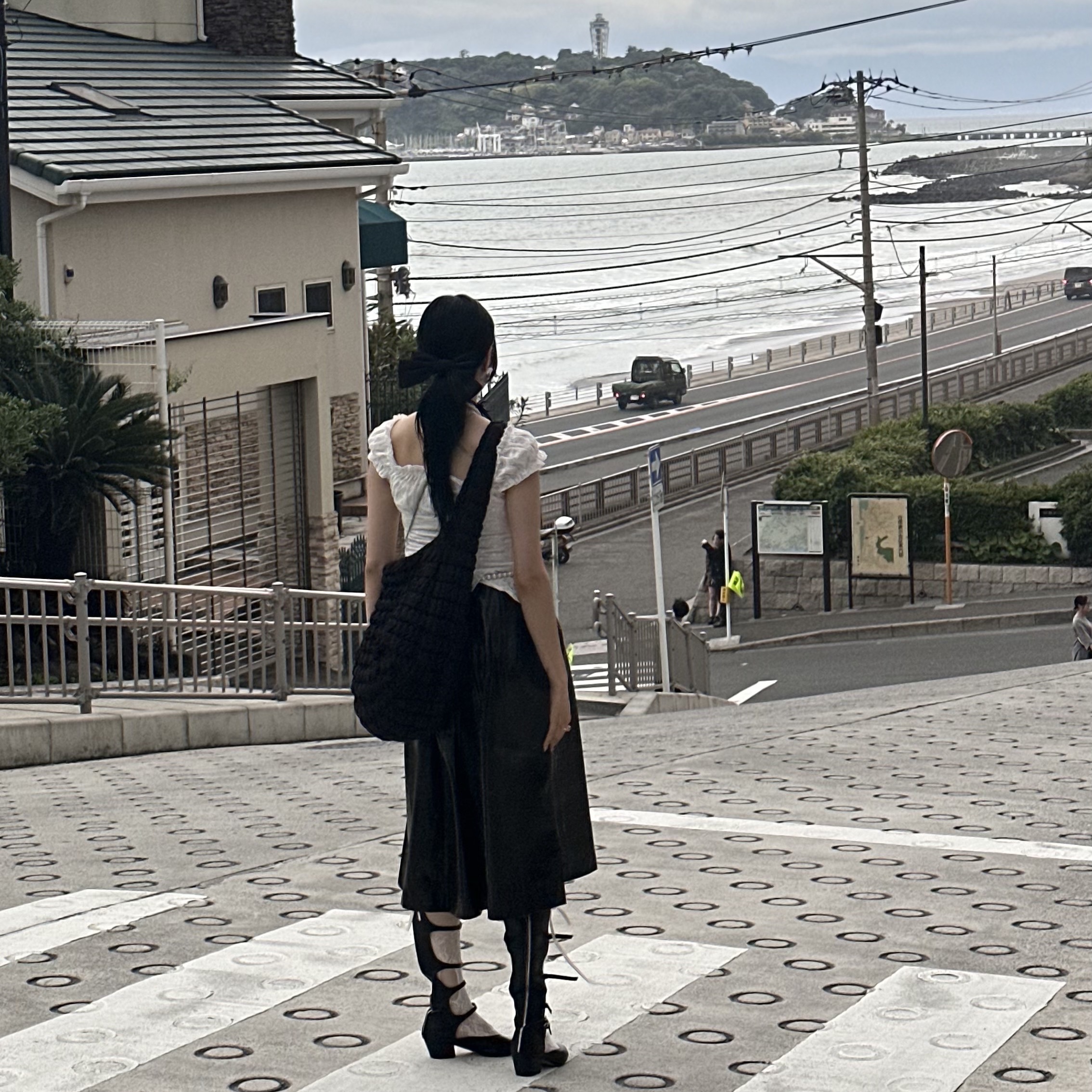 COS Quilted Oversized Shoulder Bag Black 착용 스타일 - 1