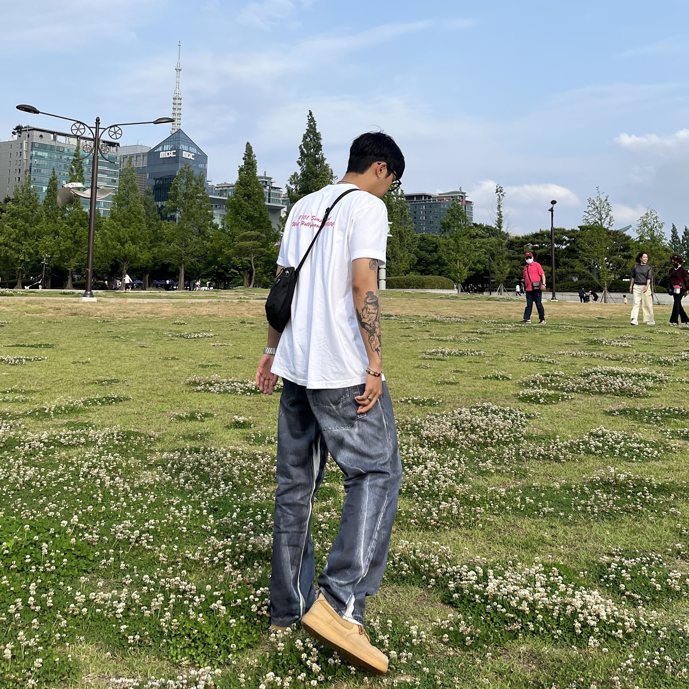 Supreme West Hollywood Box Logo T-Shirt White - 23SS, Typing Mistake Digital Washed Denim Pants Black - 22FW 착용 스타일 - 3
