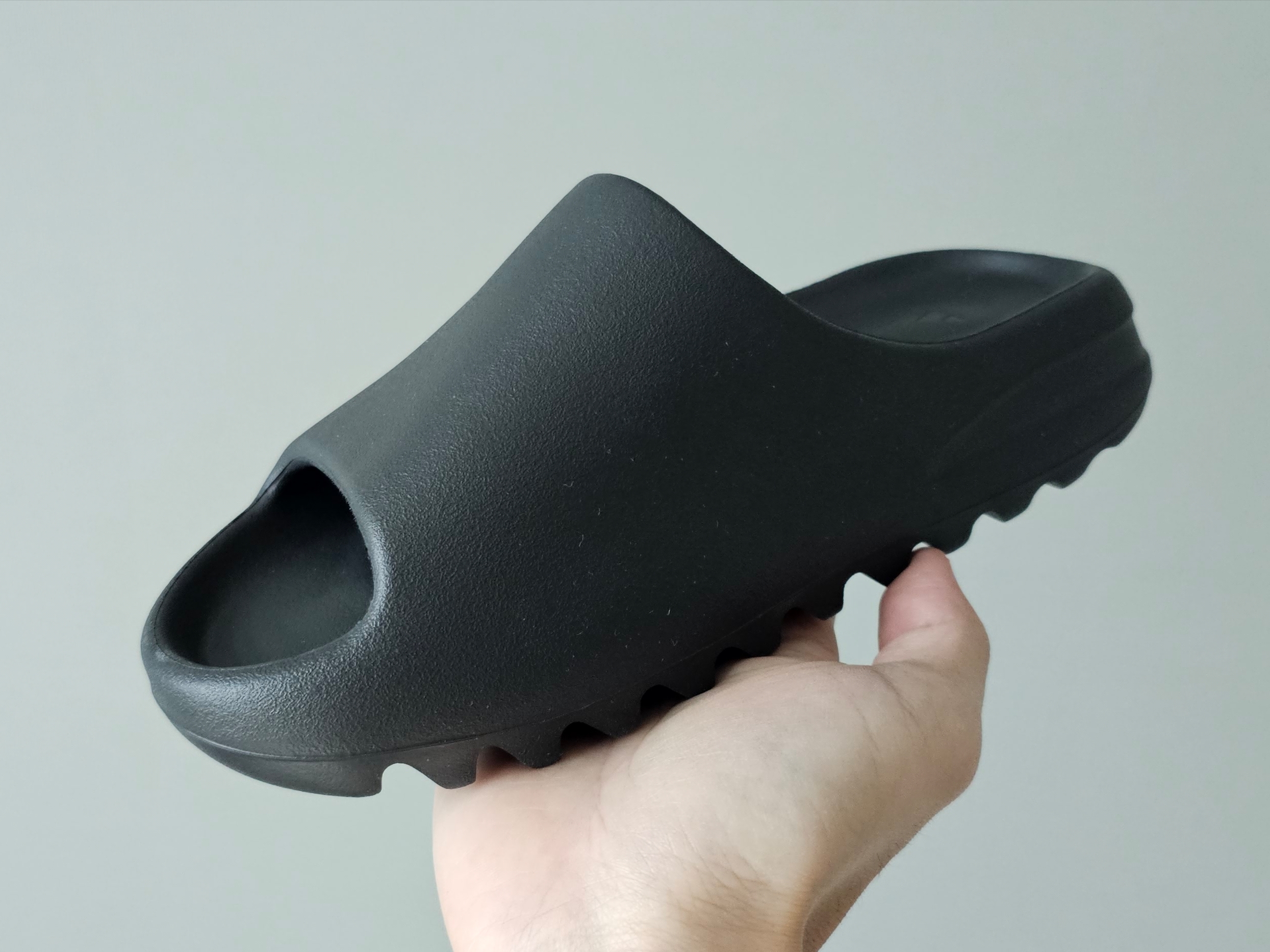 Adidas Yeezy Slide Onyx 착용 스타일