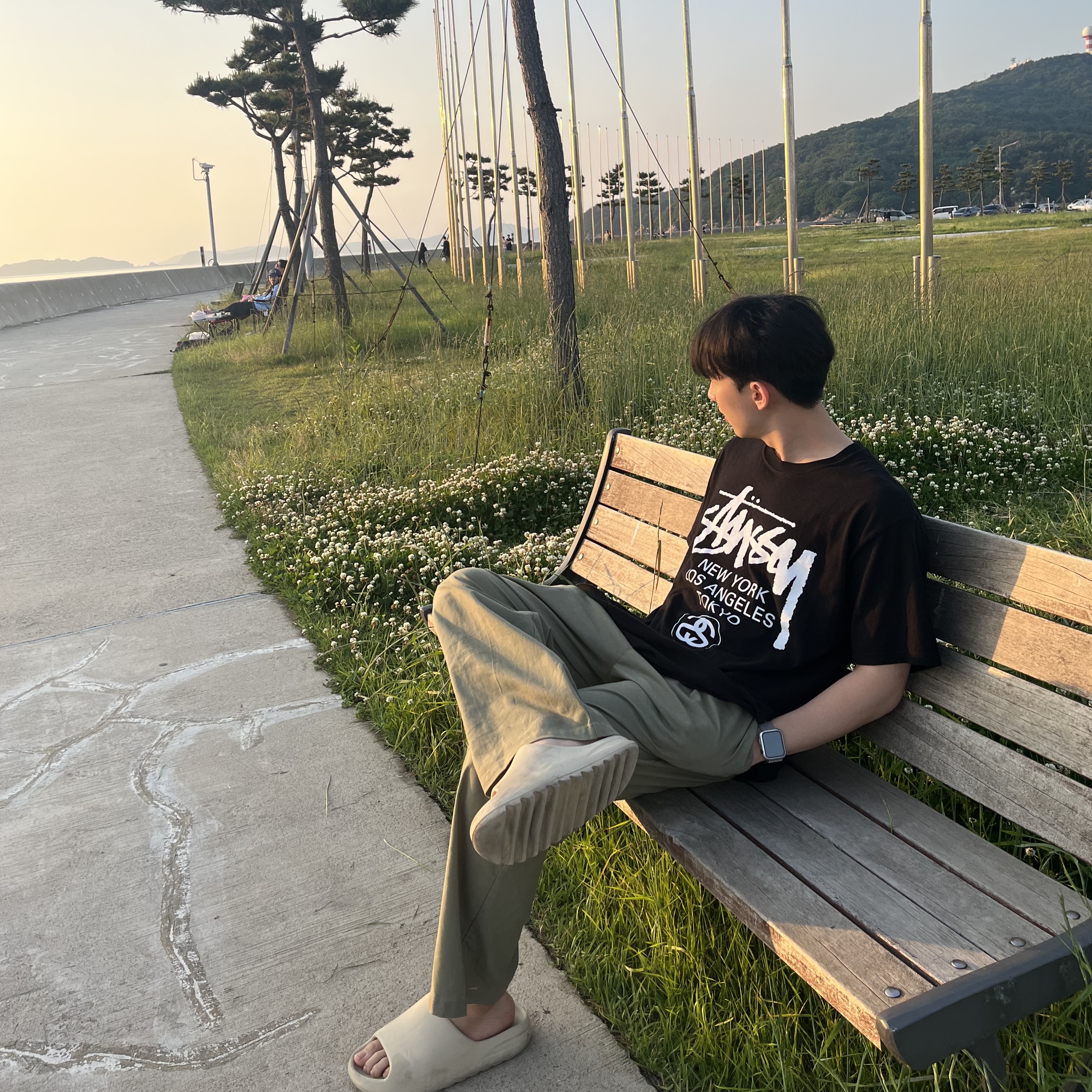 Adidas Yeezy Slide Bone 2022/2023, Stussy World Tour T-Shirt Black 착용 스타일