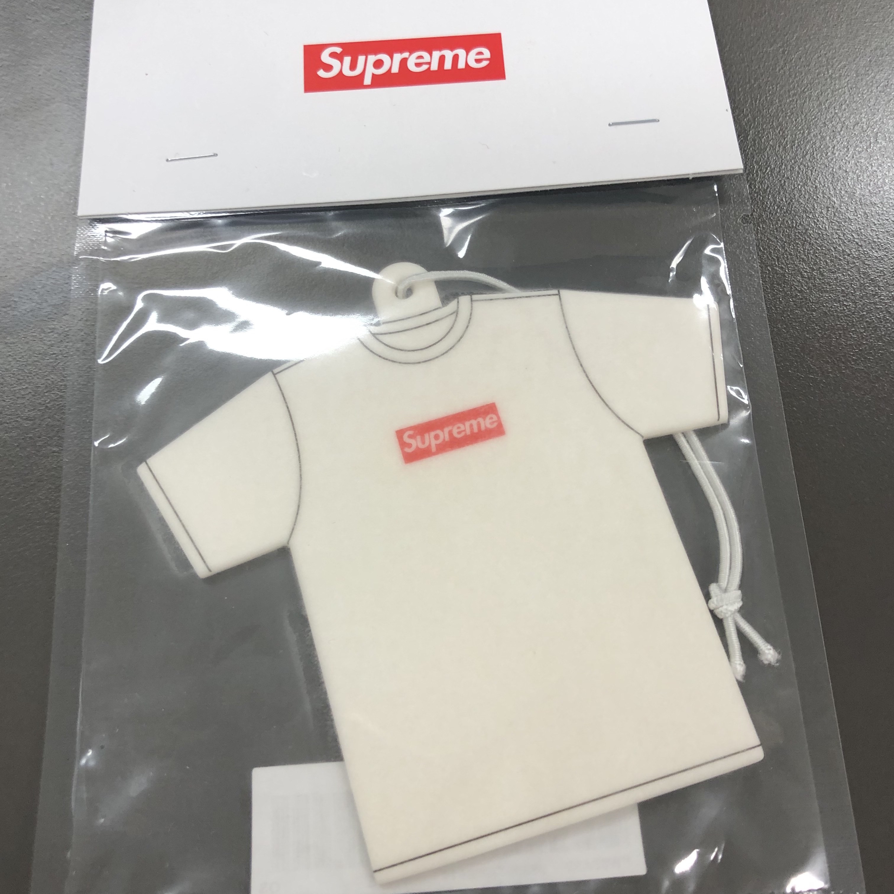 Supreme Kuumba T-Shirt Air Freshener White - 22FW 착용 스타일