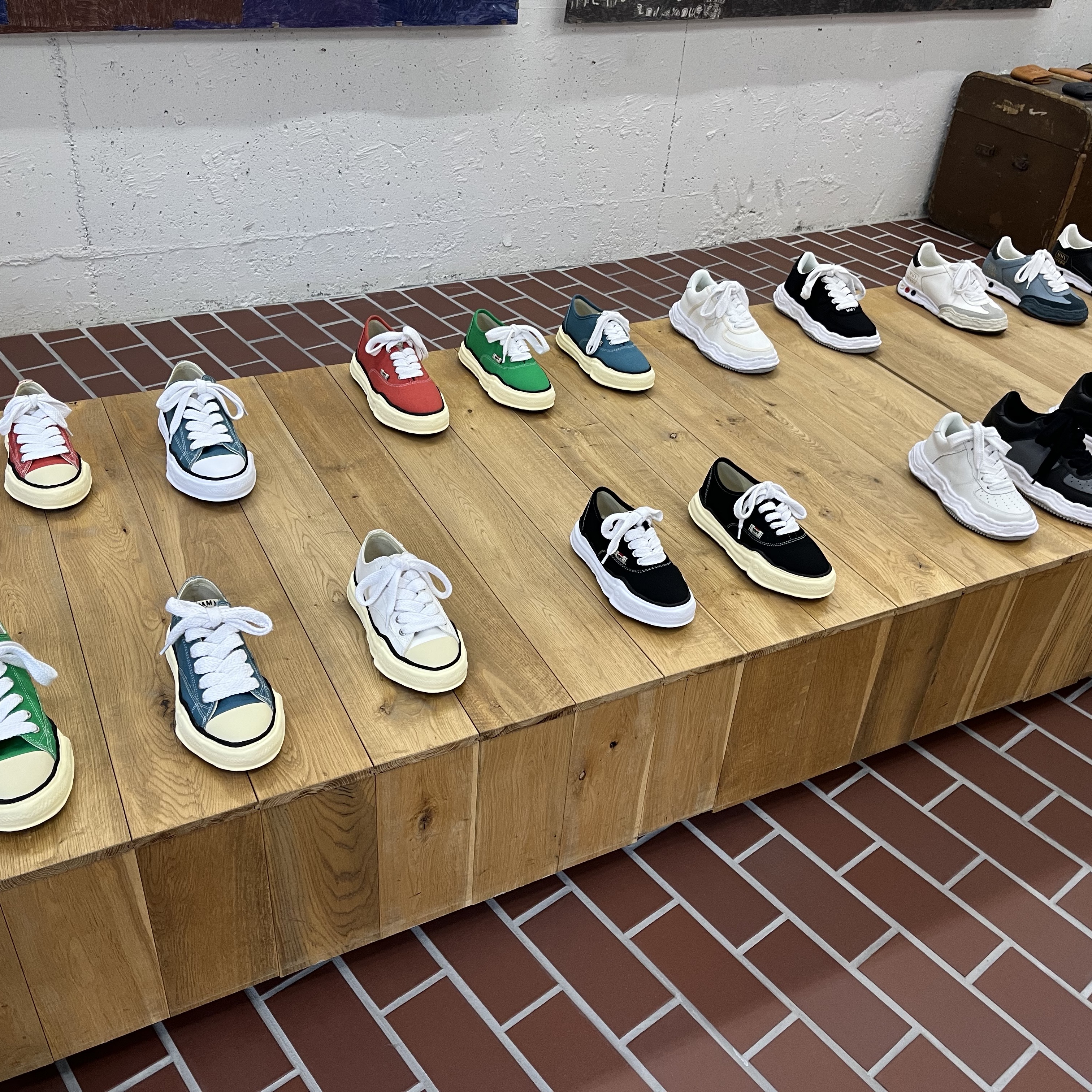 Maison Mihara Yasuhiro Wayne OG Sole Leather Low-top Sneakers Gray White, Maison Mihara Yasuhiro Hank VL OG Sole Canvas Low-top Sneakers Black 착용 스타일 - 1