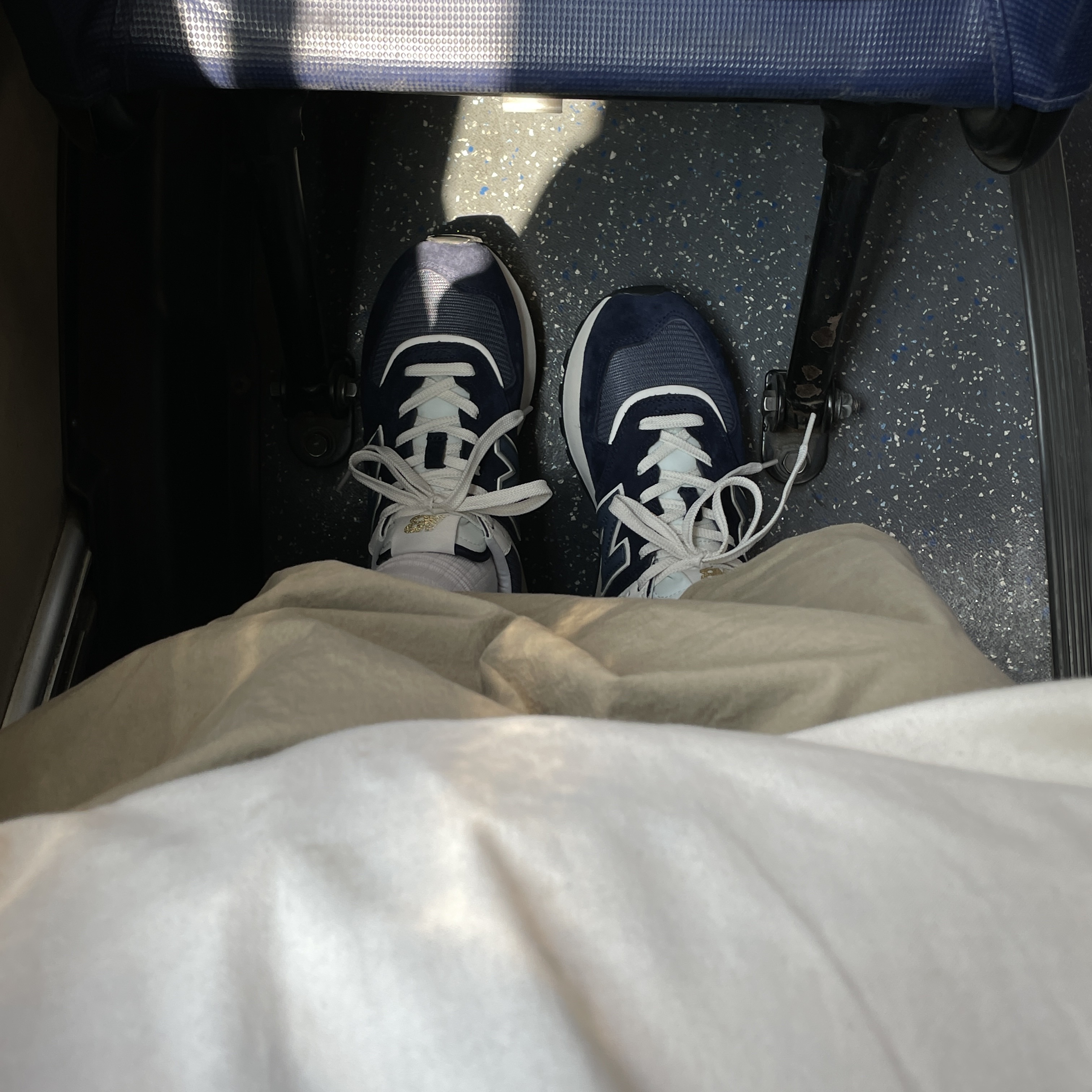 New Balance 574 Legacy Navy 착용 스타일
