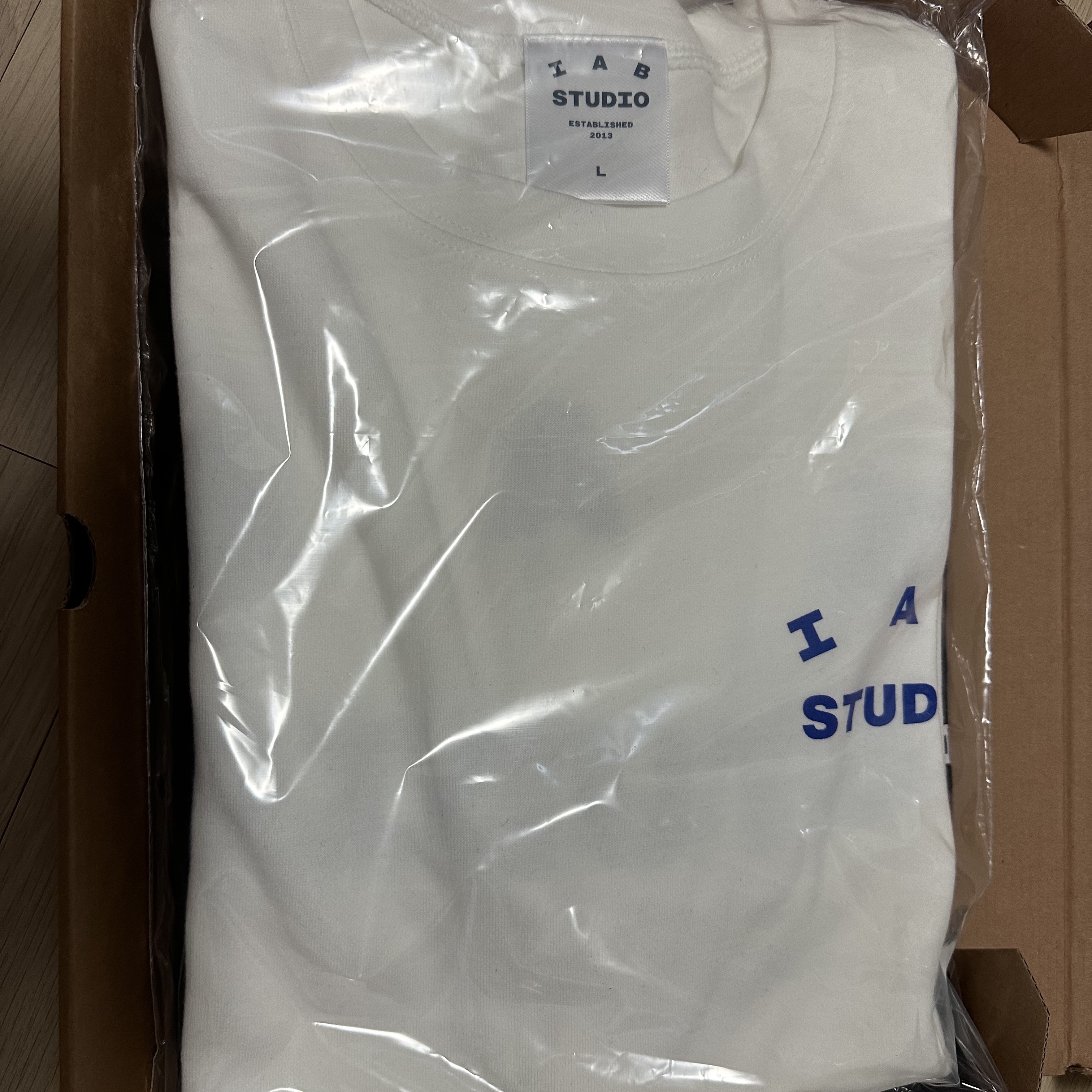 IAB Studio 10th Anniversary T-Shirts Pack White & Black (2 Pack) 착용 스타일 - 2