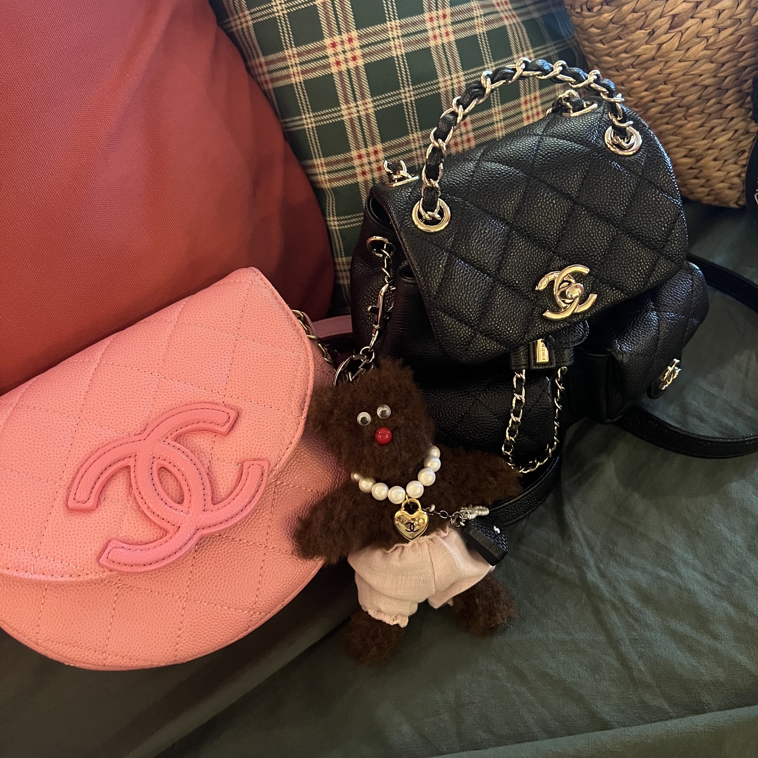 [KREAM 단독] Monamhee Bred Keyring with Pink Pants Brown, Chanel Small Backpack Grained Shiny Calfskin & Gold Black 착용 스타일 - 3