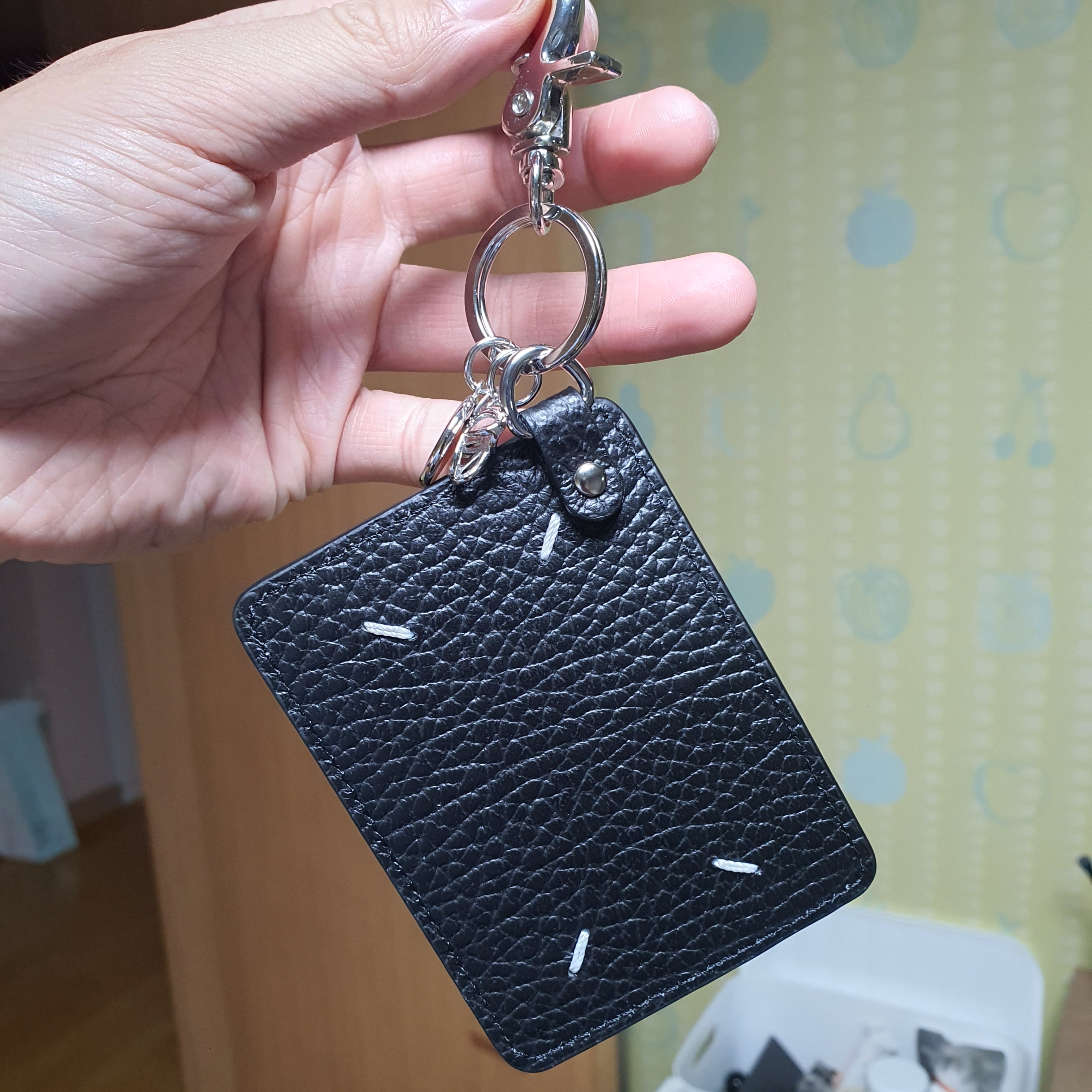 Maison Margiela Keyring Card Holder Black 착용 스타일 - 1