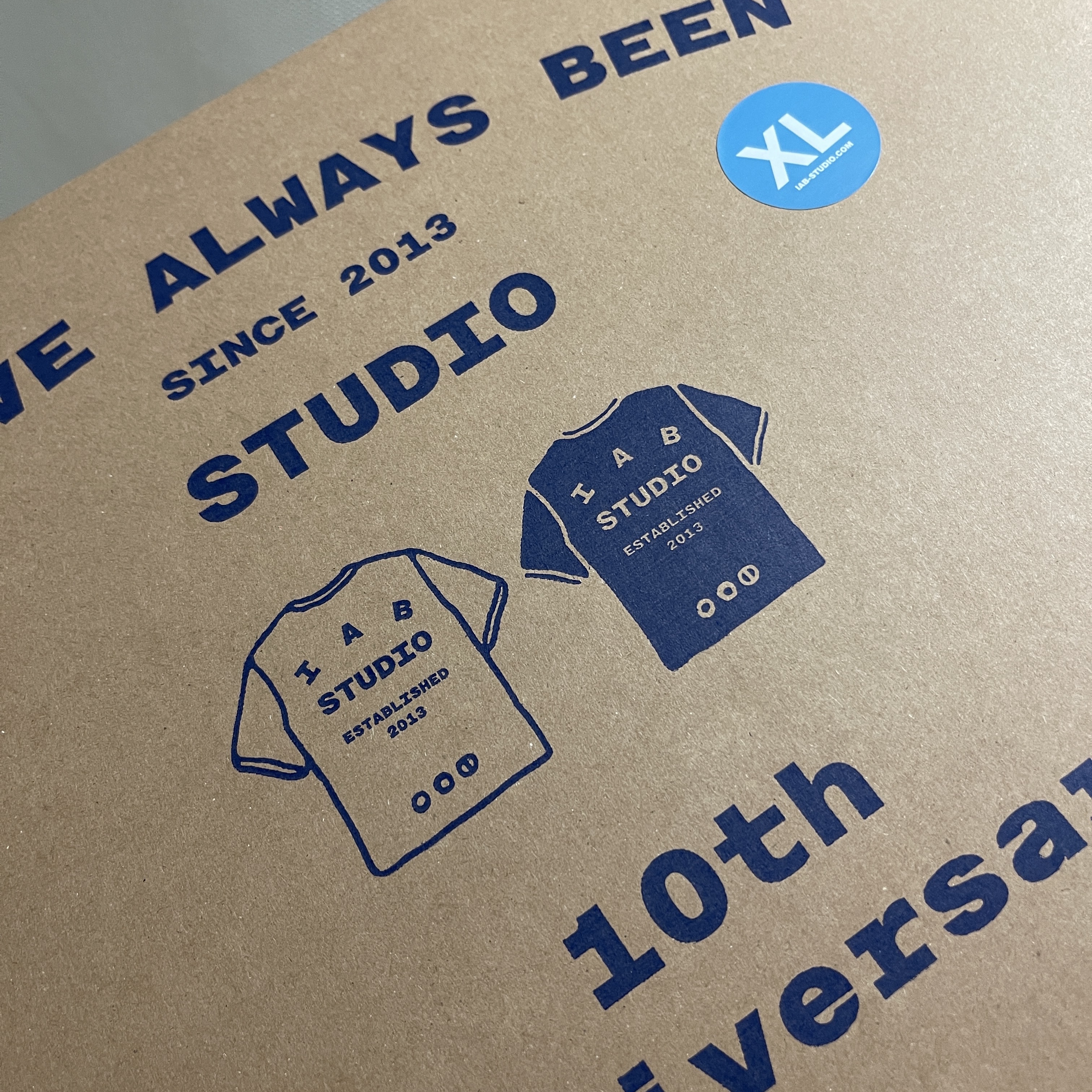 IAB Studio 10th Anniversary T-Shirts Pack White & Black (2 Pack) 착용 스타일 - 1