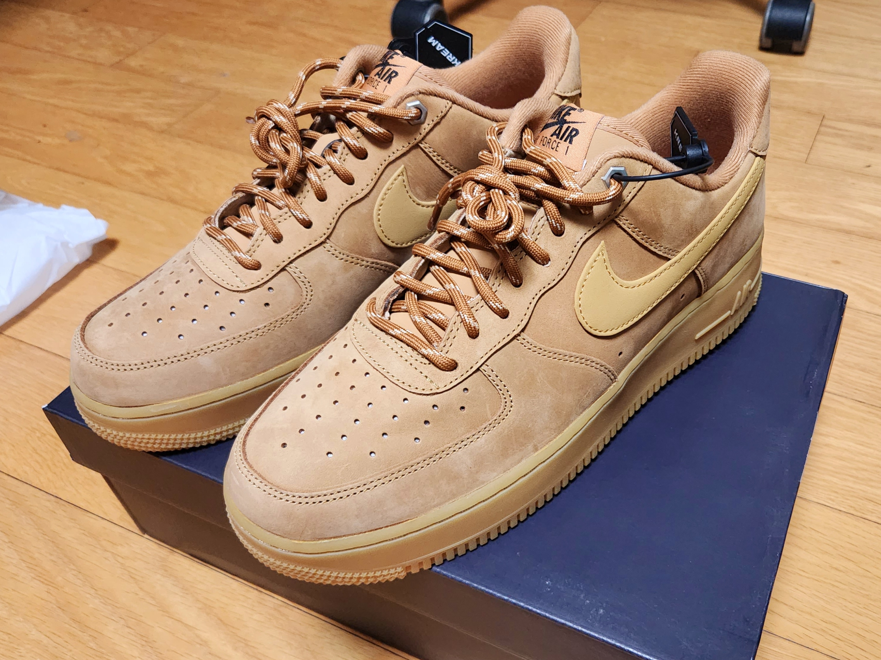 Nike Air Force 1 '07 WB Flax 착용 스타일