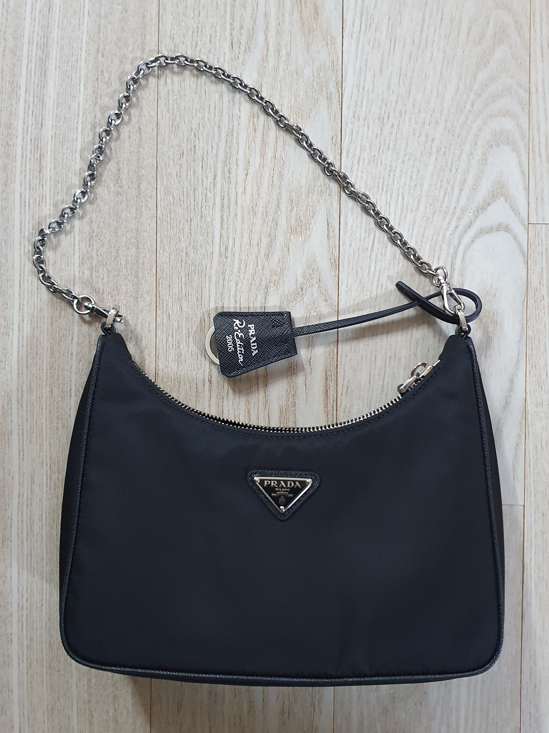 Prada Re-Edition 2005 Re-Nylon Shoulder Bag Black 착용 스타일