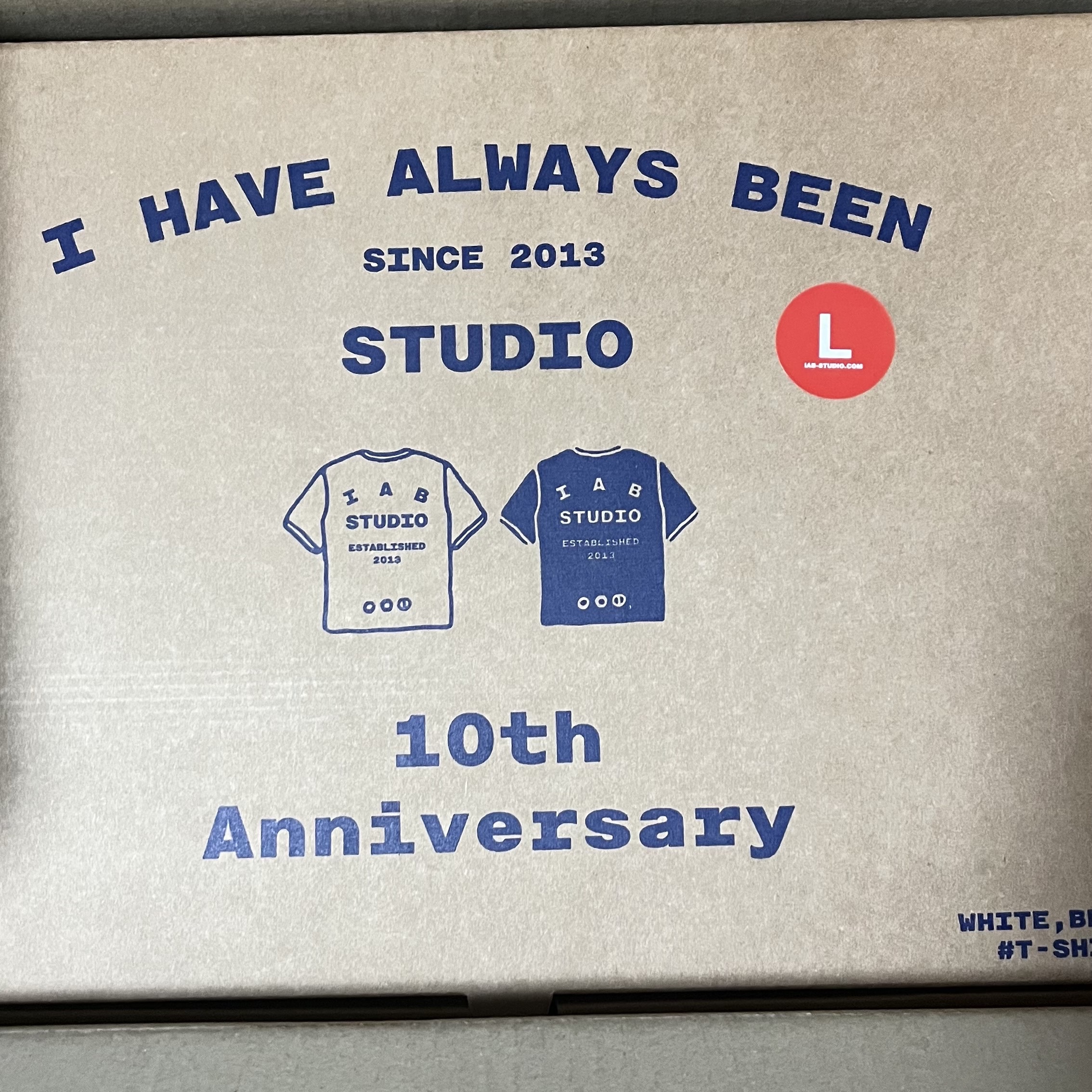 IAB Studio 10th Anniversary T-Shirts Pack White & Black (2 Pack) 착용 스타일