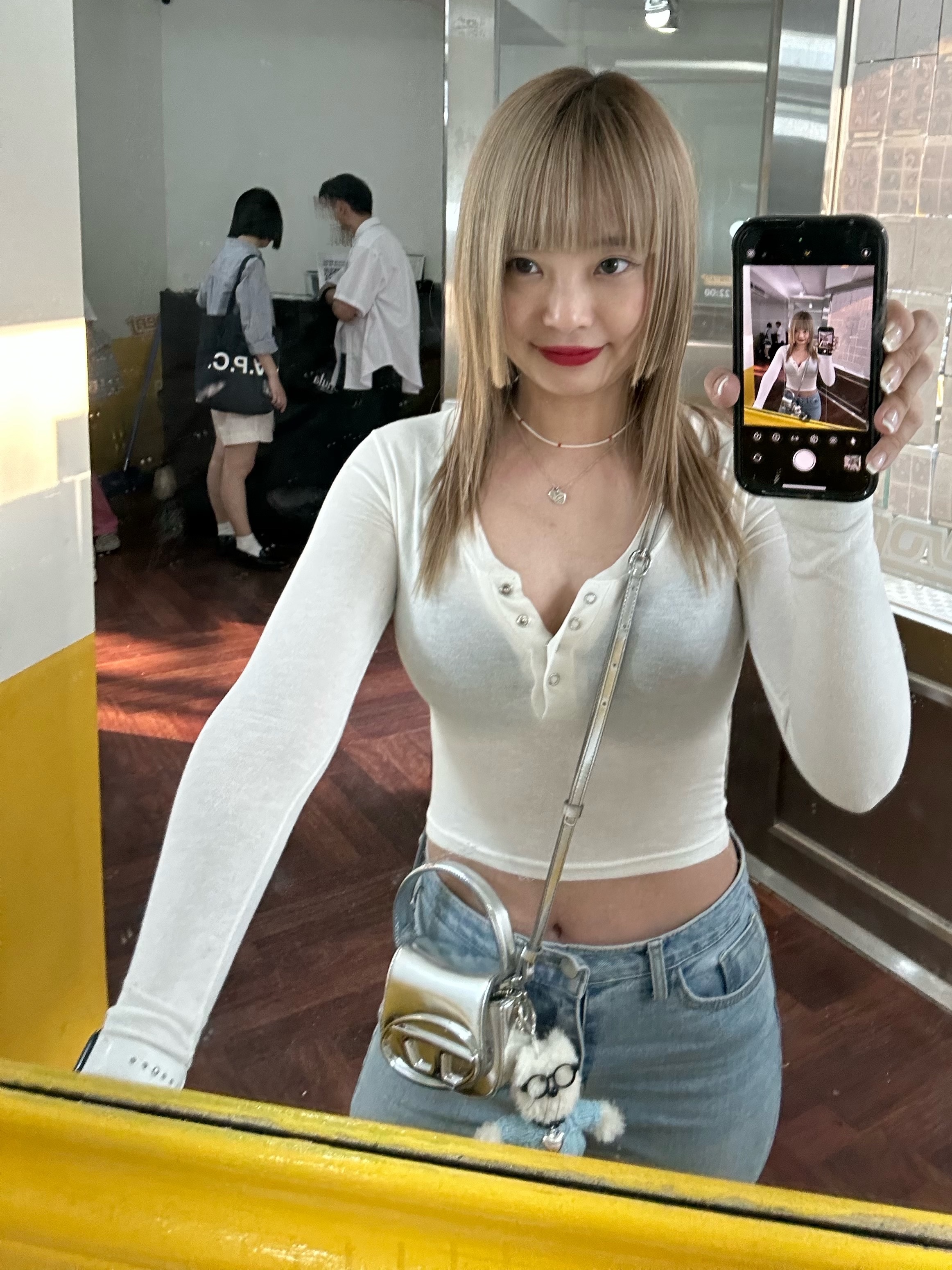 [KREAM 단독] Monamhee Creami Keyring Cream, Diesel 1DR Mini Bag in Mirrored Leather Silver 착용 스타일 - 3
