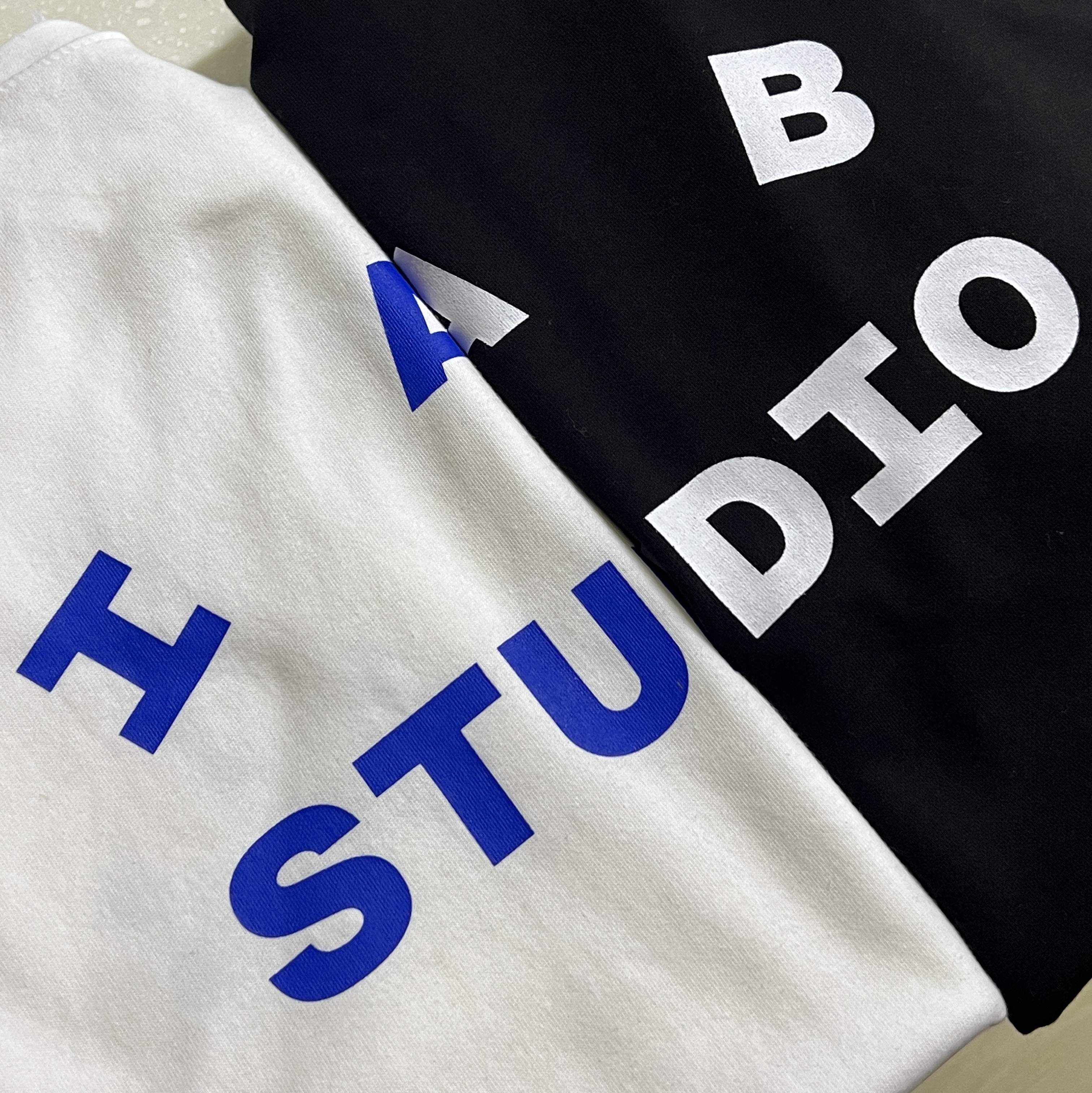 IAB Studio 10th Anniversary T-Shirts Pack White & Black (2 Pack) 착용 스타일 - 2