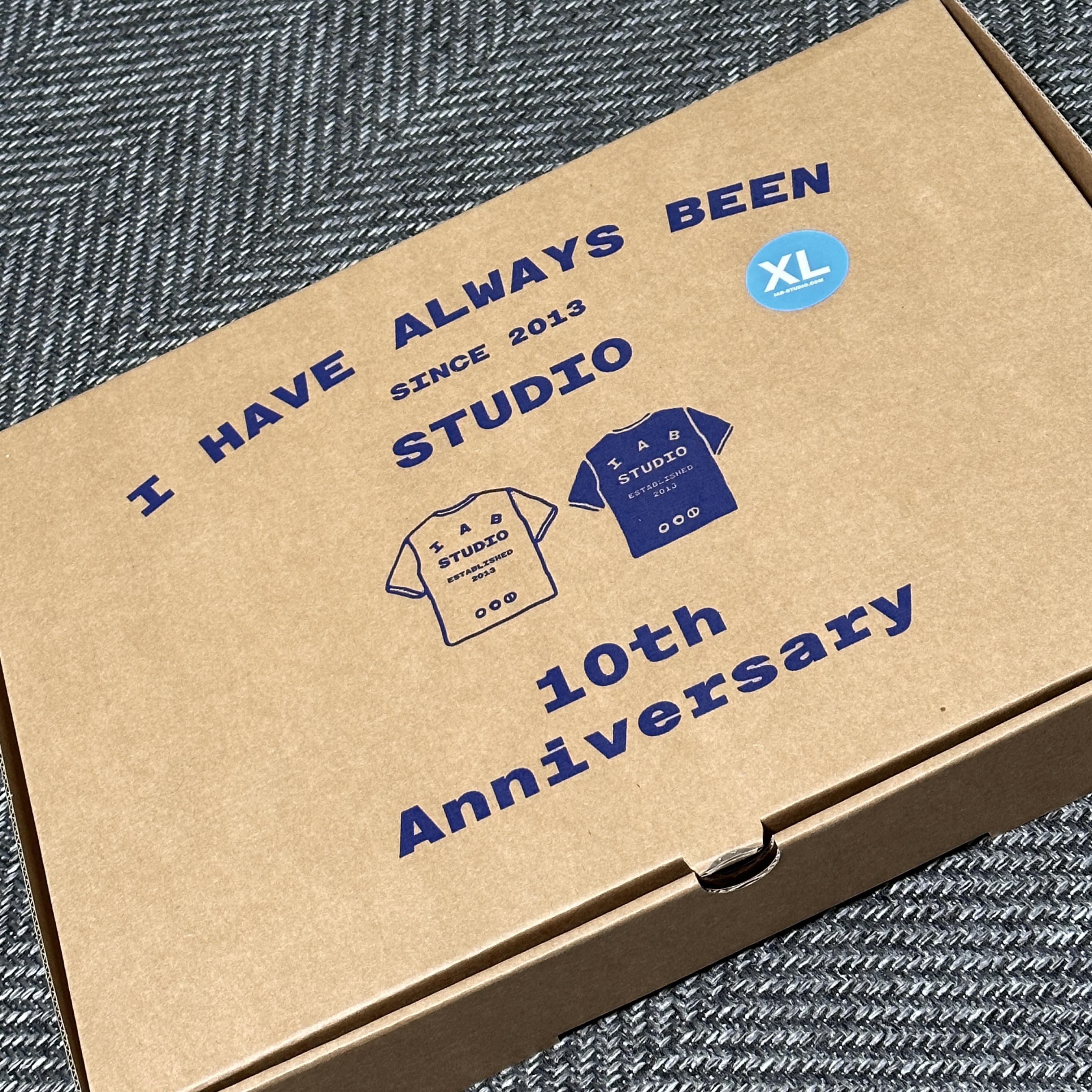 IAB Studio 10th Anniversary T-Shirts Pack White & Black (2 Pack) 착용 스타일 - 2