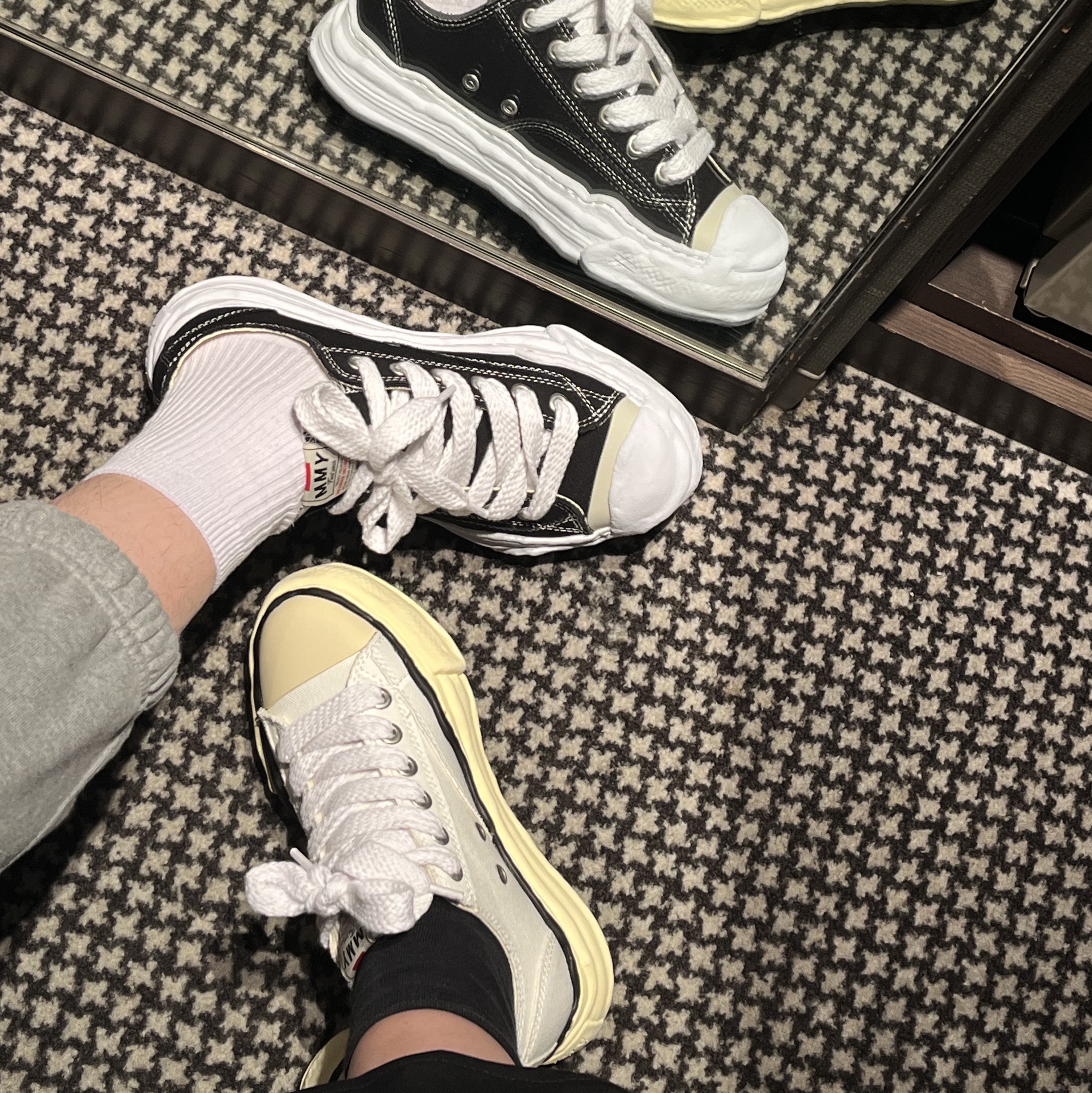 Maison Mihara Yasuhiro Peterson VL OG Sole Canvas Low-top Sneakers White, Maison Mihara Yasuhiro Hank OG Sole Canvas Low-top Sneakers Black 착용 스타일 - 2