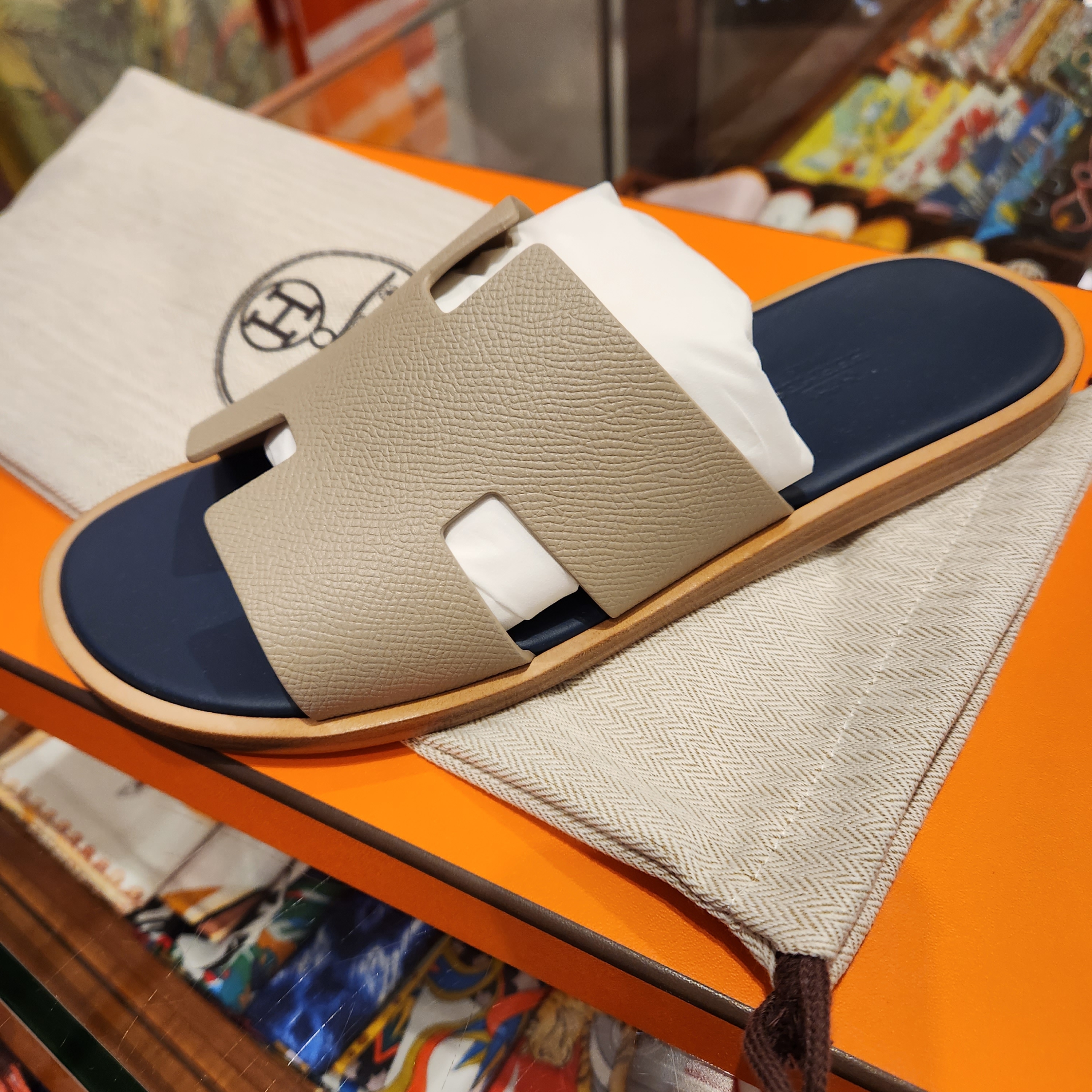 Hermes Izmir Sandal Epsom & Blanc Gomme Bleu Celeste 착용 스타일