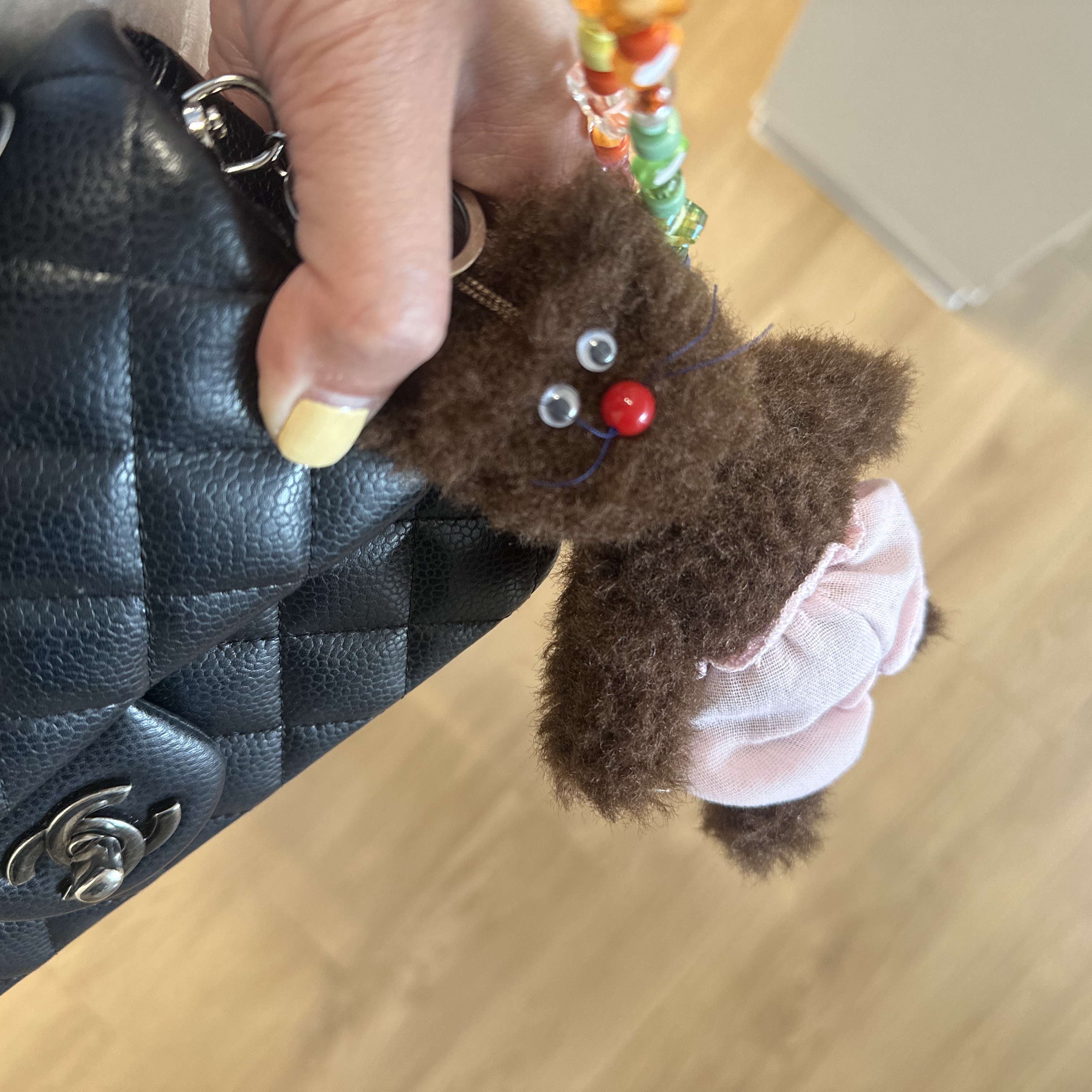 [KREAM 단독] Monamhee Bred Keyring with Pink Pants Brown 착용 스타일 - 2