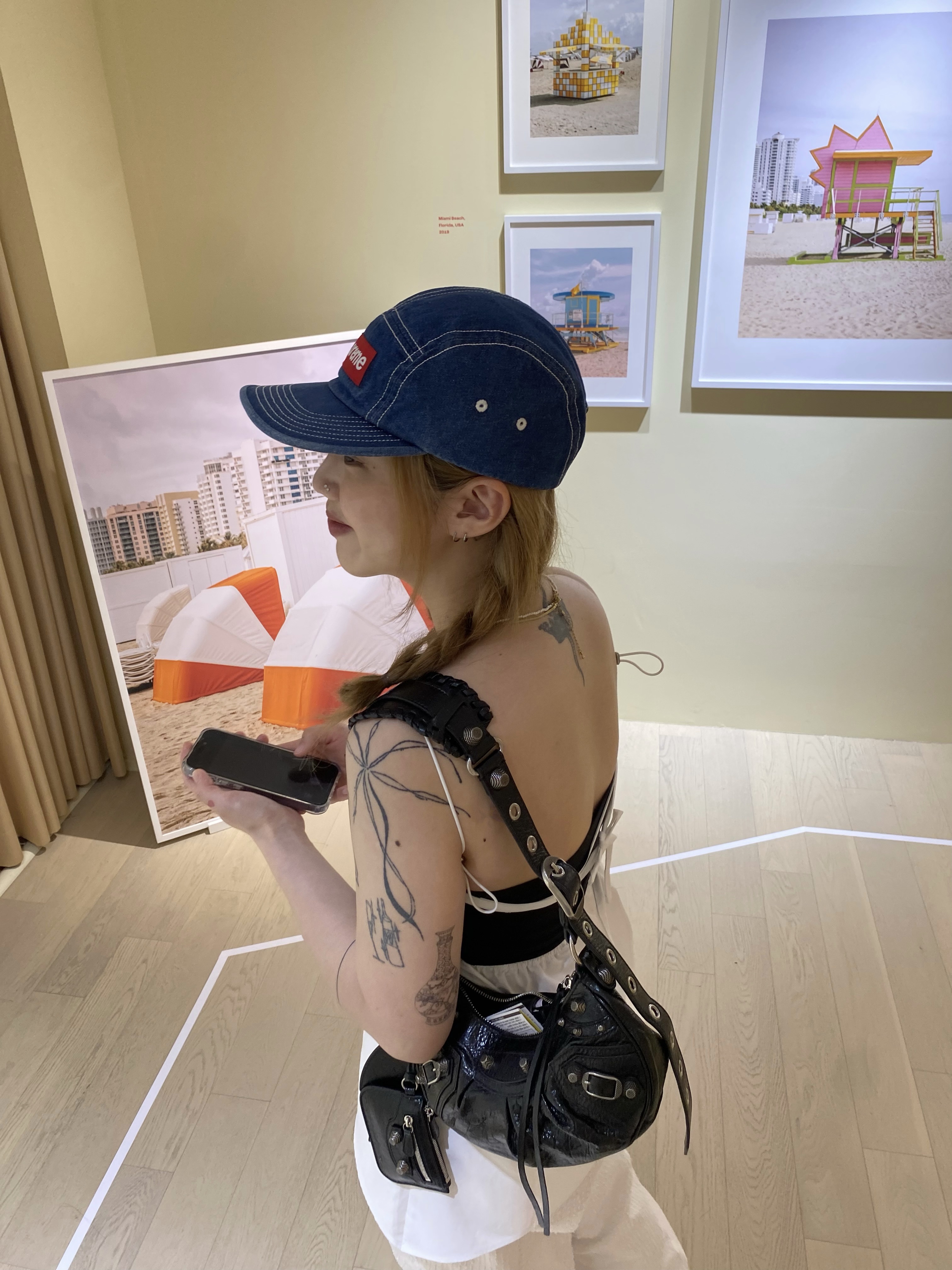 발렌시아가 아레나 램스킨 르 카골 XS 숄더백 블랙, 슈프림 워시드 치노 트윌 캠프캡 데님 - 22FW 착용 스타일 - 1