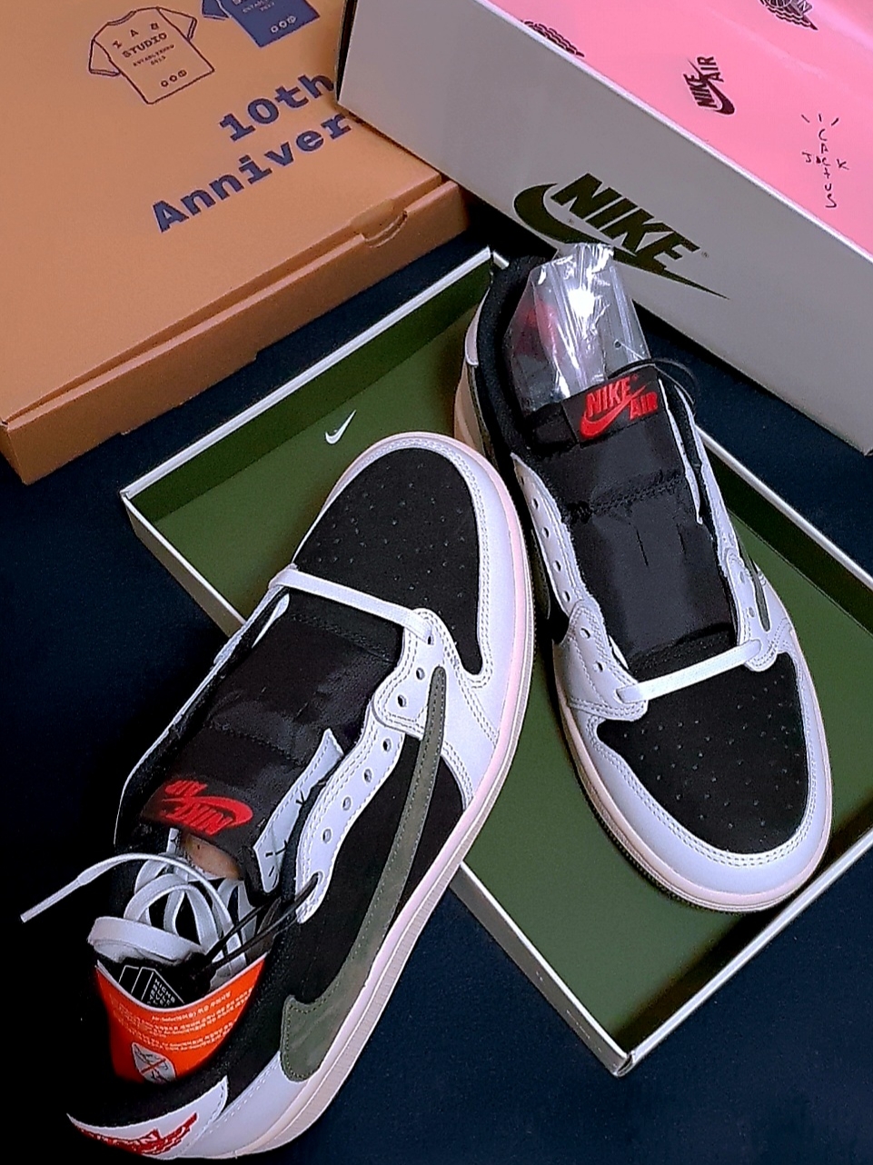 (W) Jordan 1 x Travis Scott Retro Low OG SP Medium Olive, IAB Studio 10th Anniversary T-Shirts Pack White & Black (2 Pack) 착용 스타일