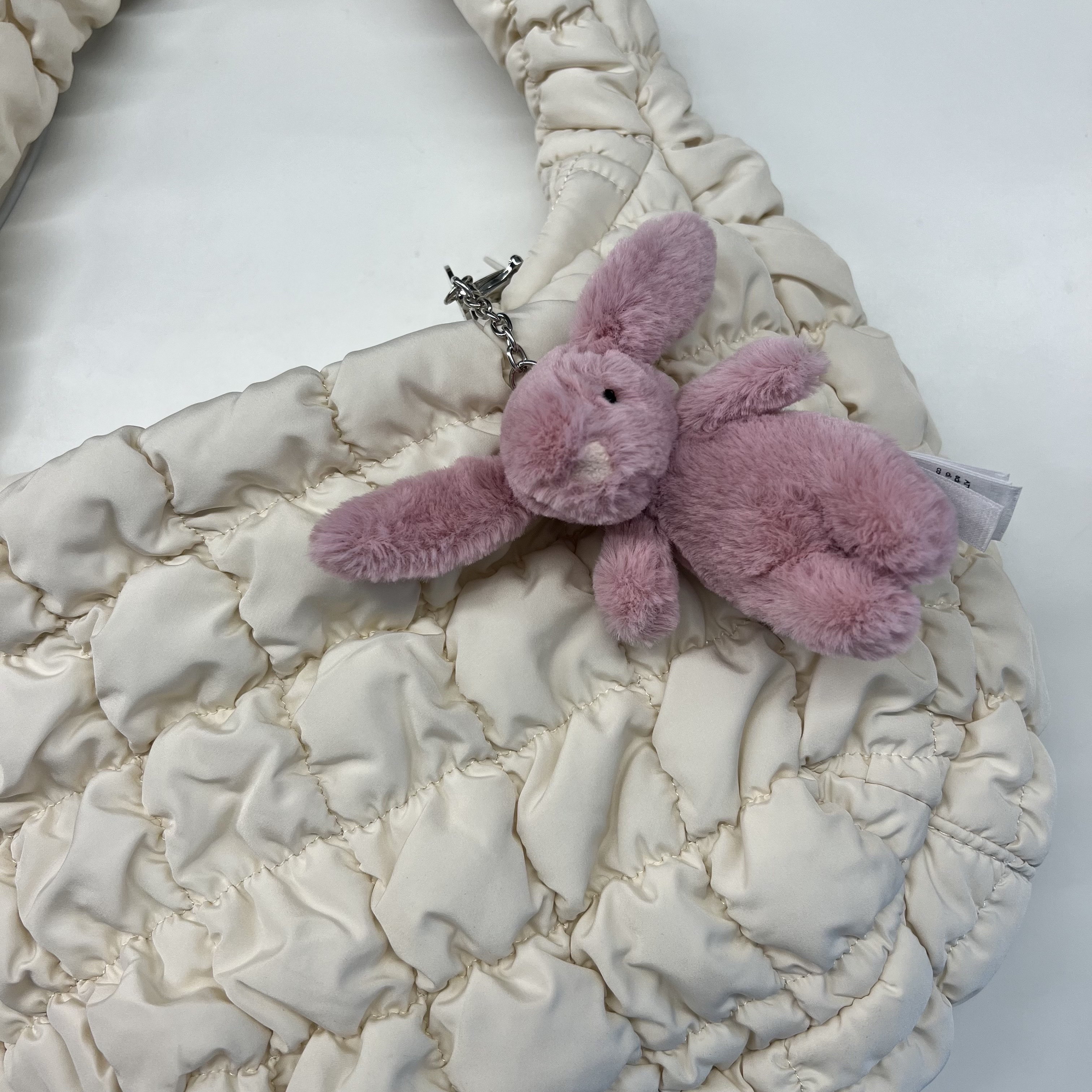 Jellycat Bashful Bunny Bag Charm Tulip 착용 스타일 - 1