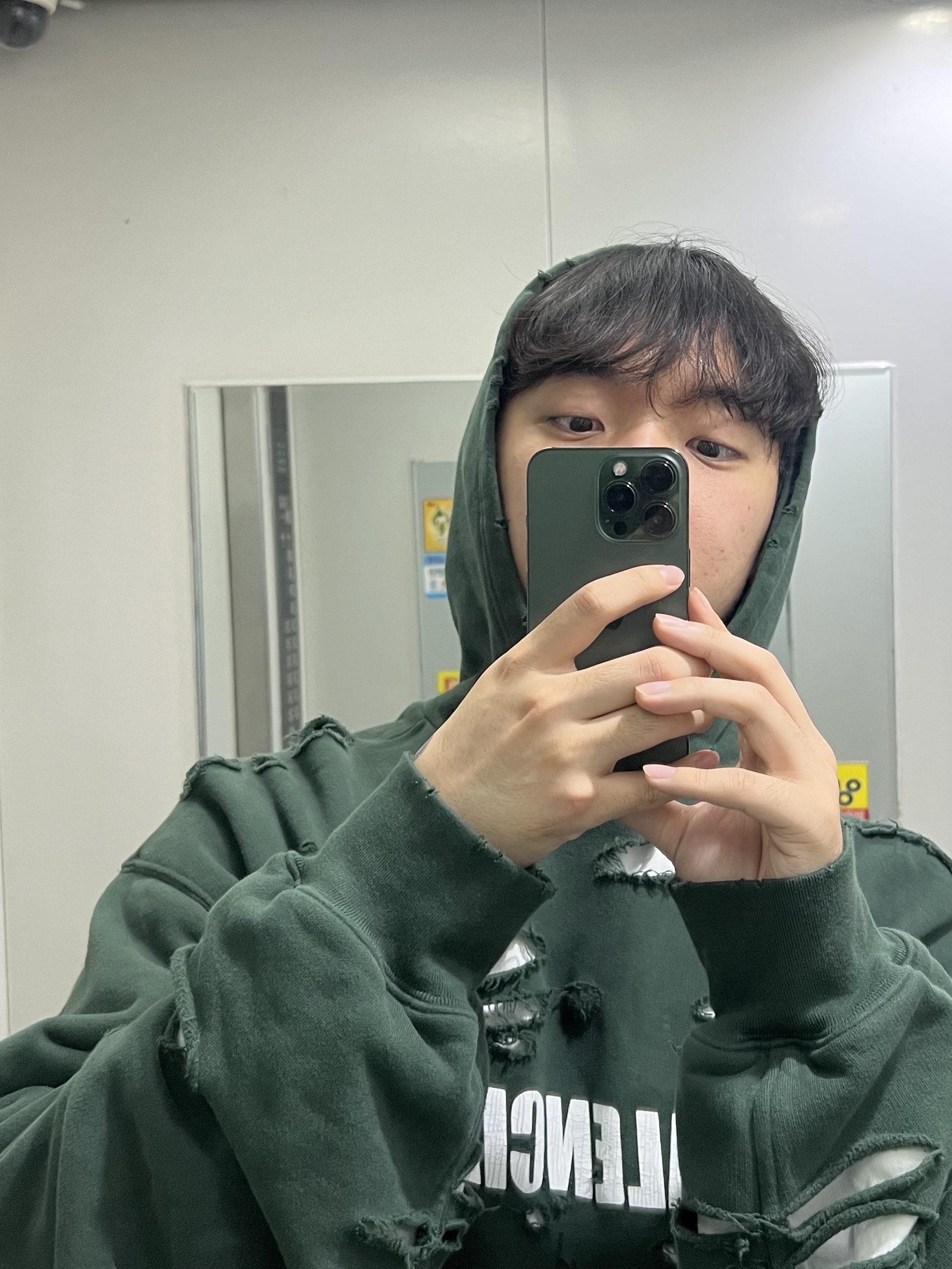 Balenciaga Destroyed Hoodie Black White 착용 스타일 - 2