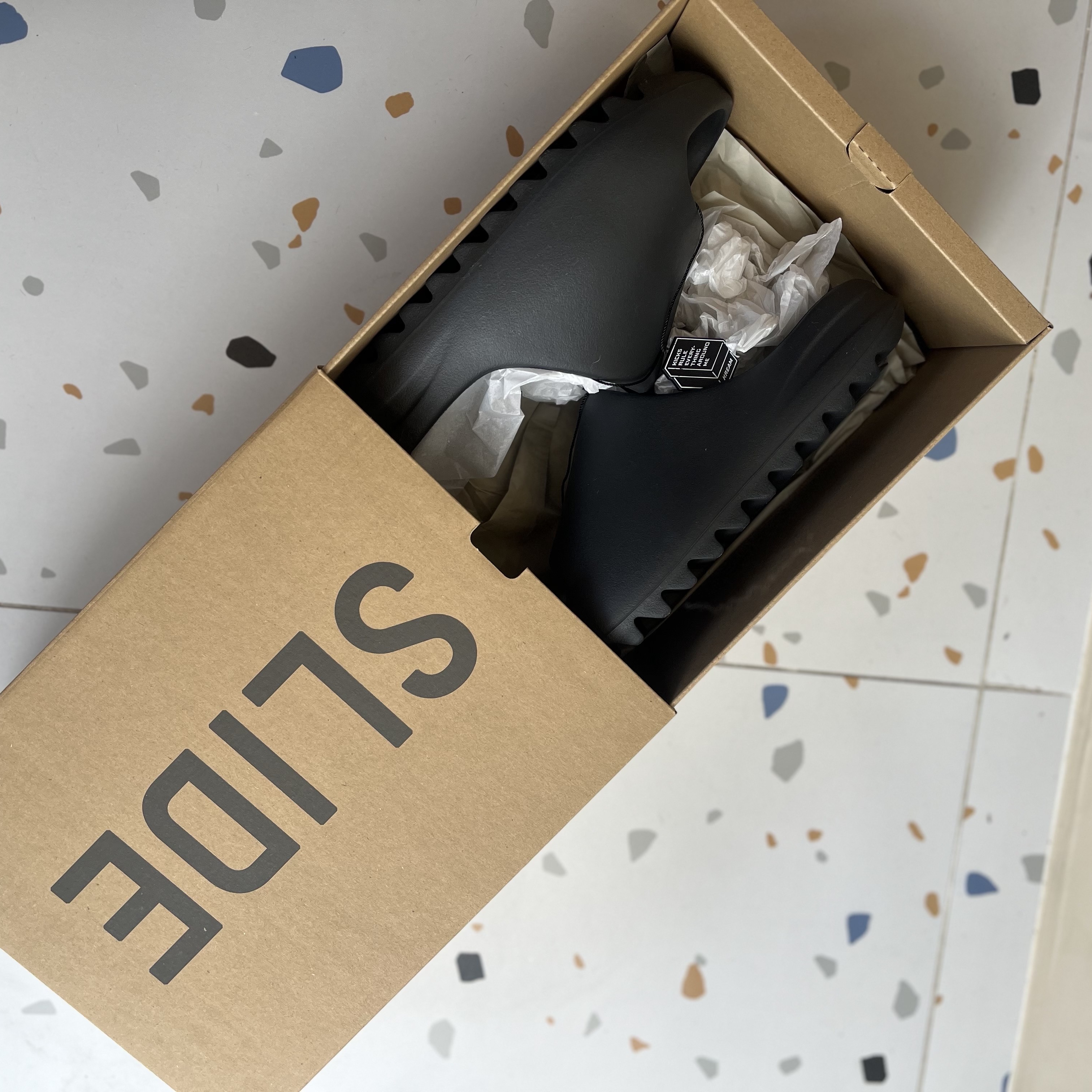 Adidas Yeezy Slide Onyx 착용 스타일