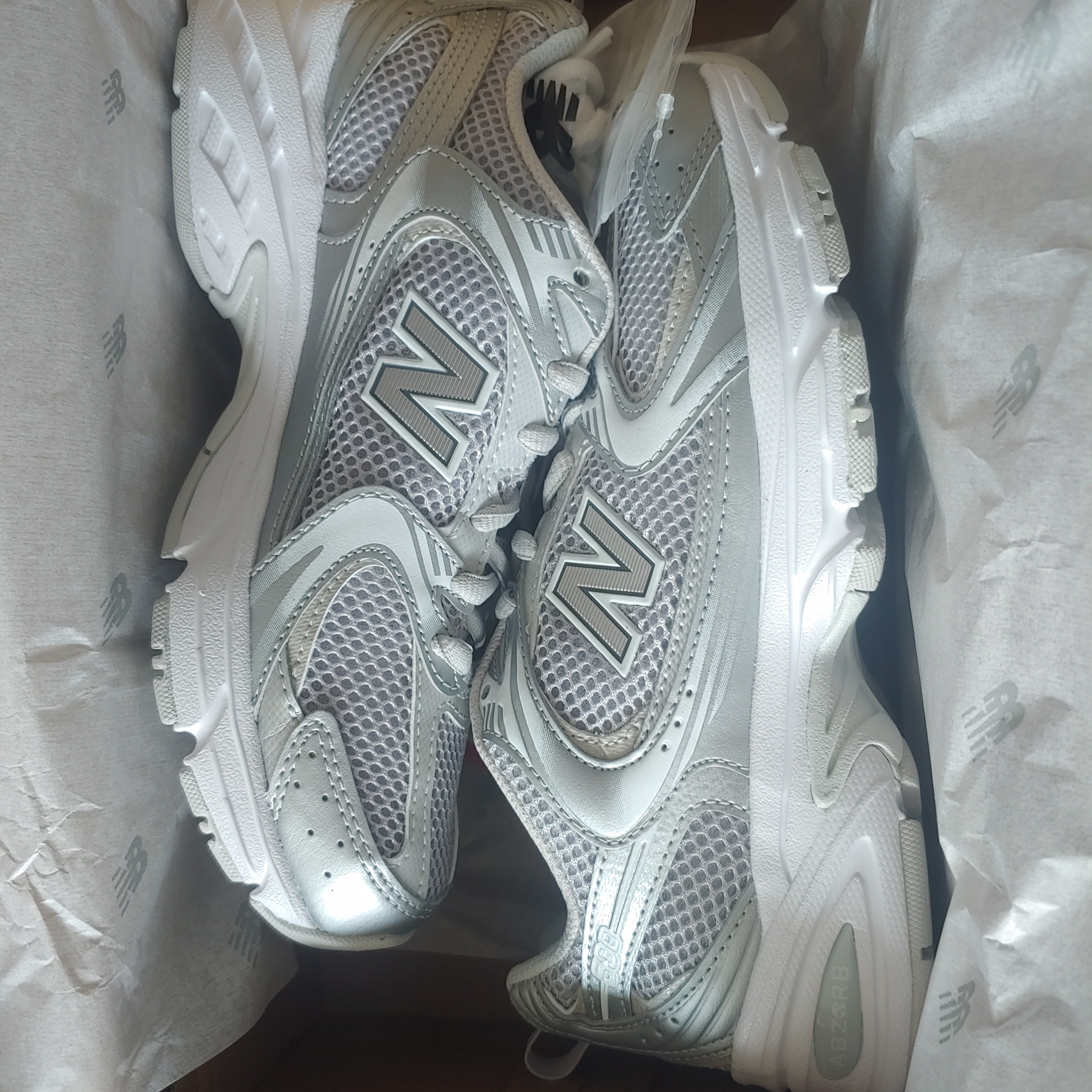 New Balance 530 Silver Grey 착용 스타일 - 3
