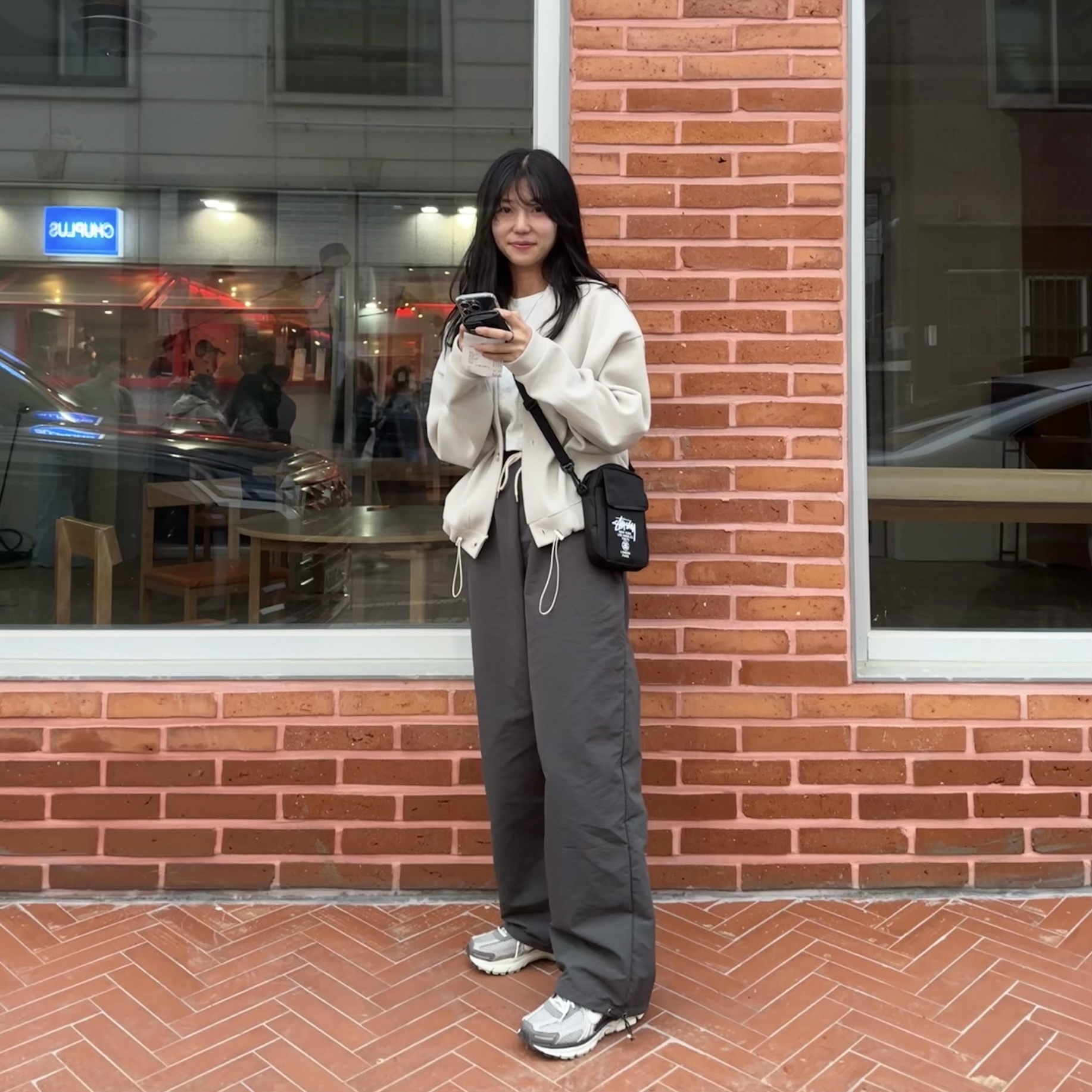 (W) Nike Zoom Vomero 5 Cobblestone and Flat Pewter 착용 스타일