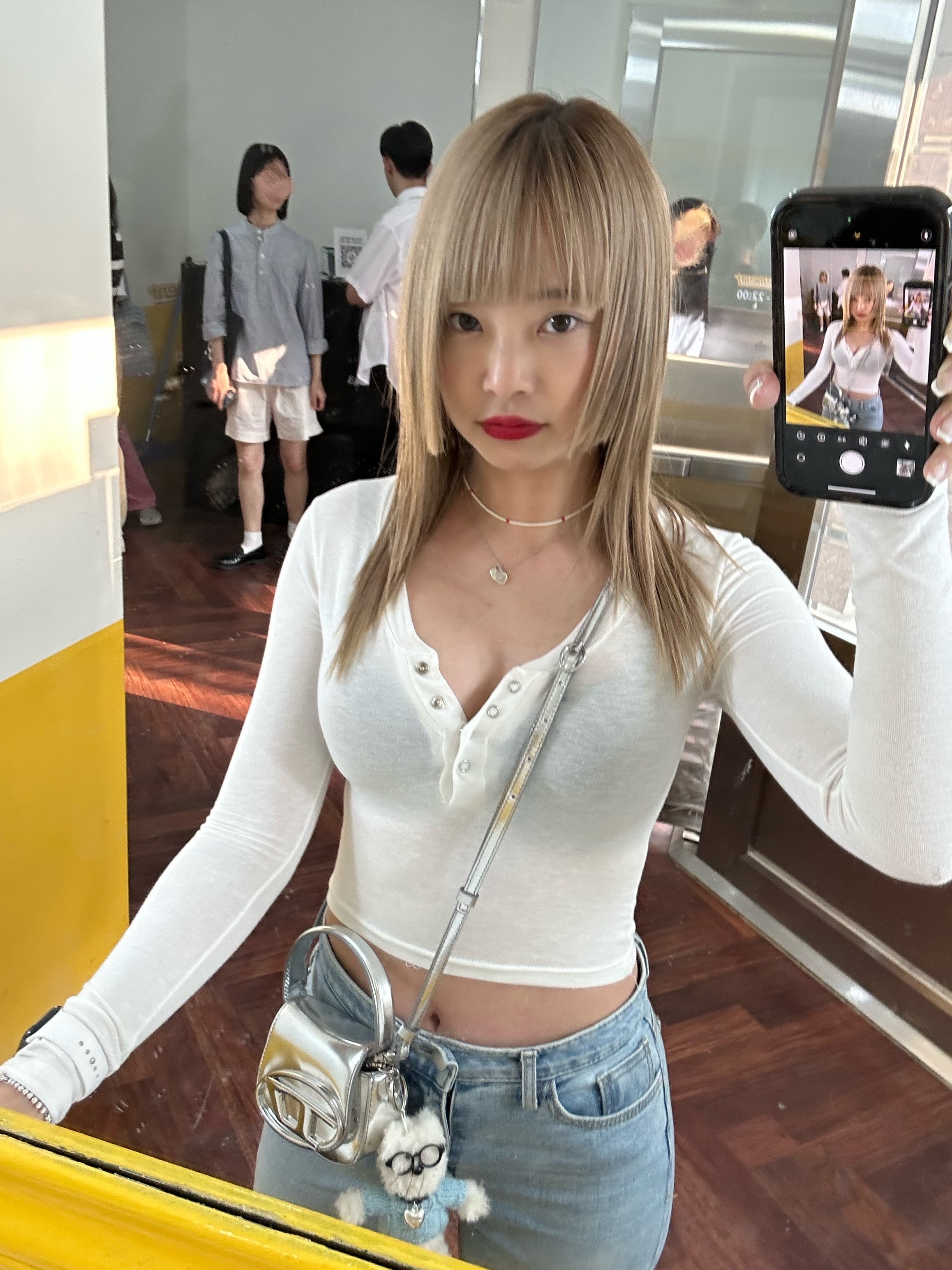 [KREAM 단독] Monamhee Creami Keyring Cream, Diesel 1DR Mini Bag in Mirrored Leather Silver 착용 스타일 - 2