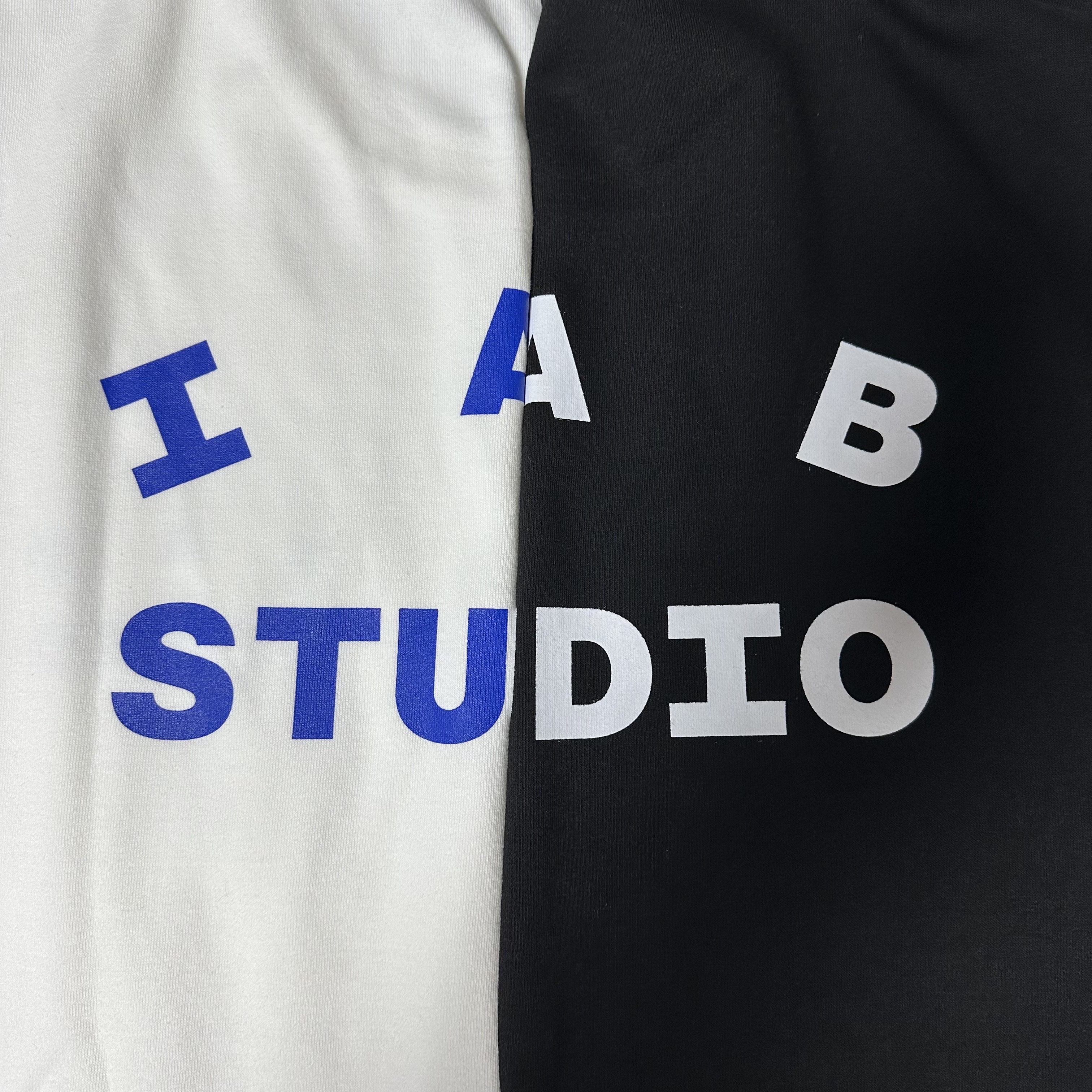 IAB Studio 10th Anniversary T-Shirts Pack White & Black (2 Pack) 착용 스타일 - 1