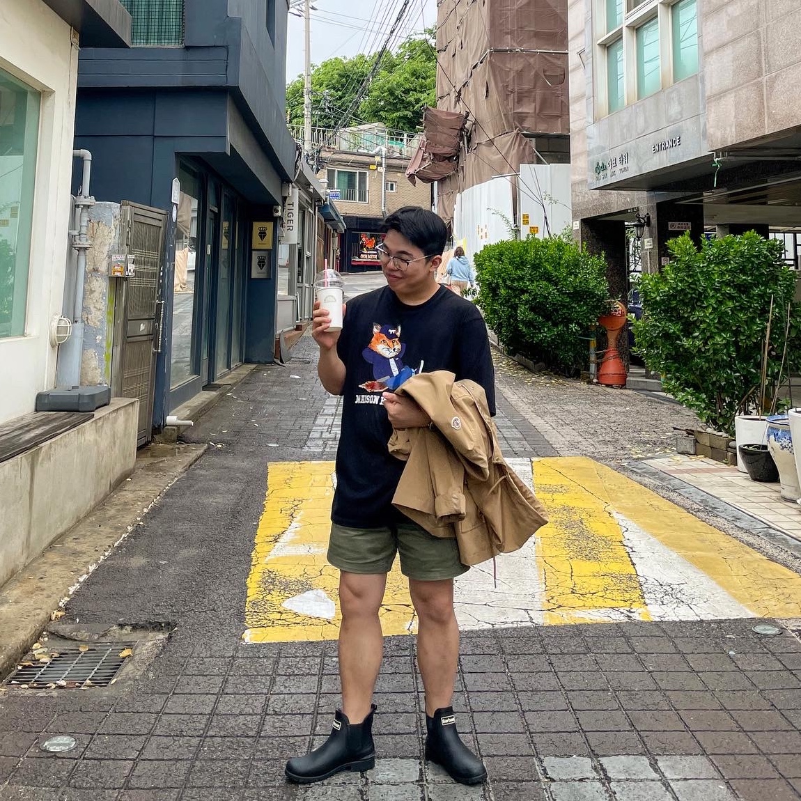 (W) Barbour Wilton Wellingtons Boots Black, Maison Kitsune Dressed Fox Print Easy T-Shirt Black 착용 스타일 - 2