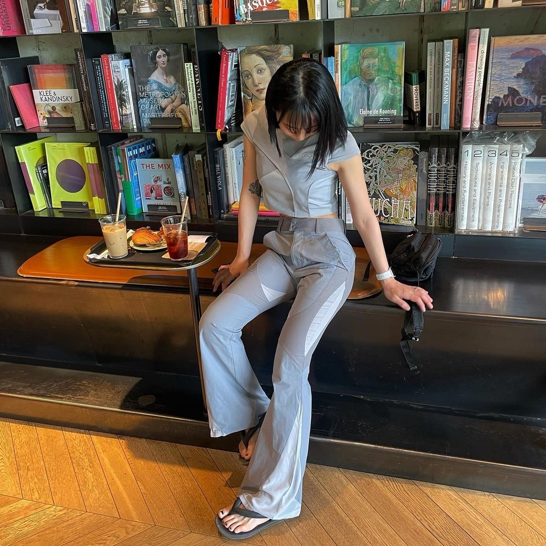 Art of Field Bootscut Long Pants Blue Gray, Art of Field Split Mesh Short Sleeved T-Shirt Light Gray 착용 스타일