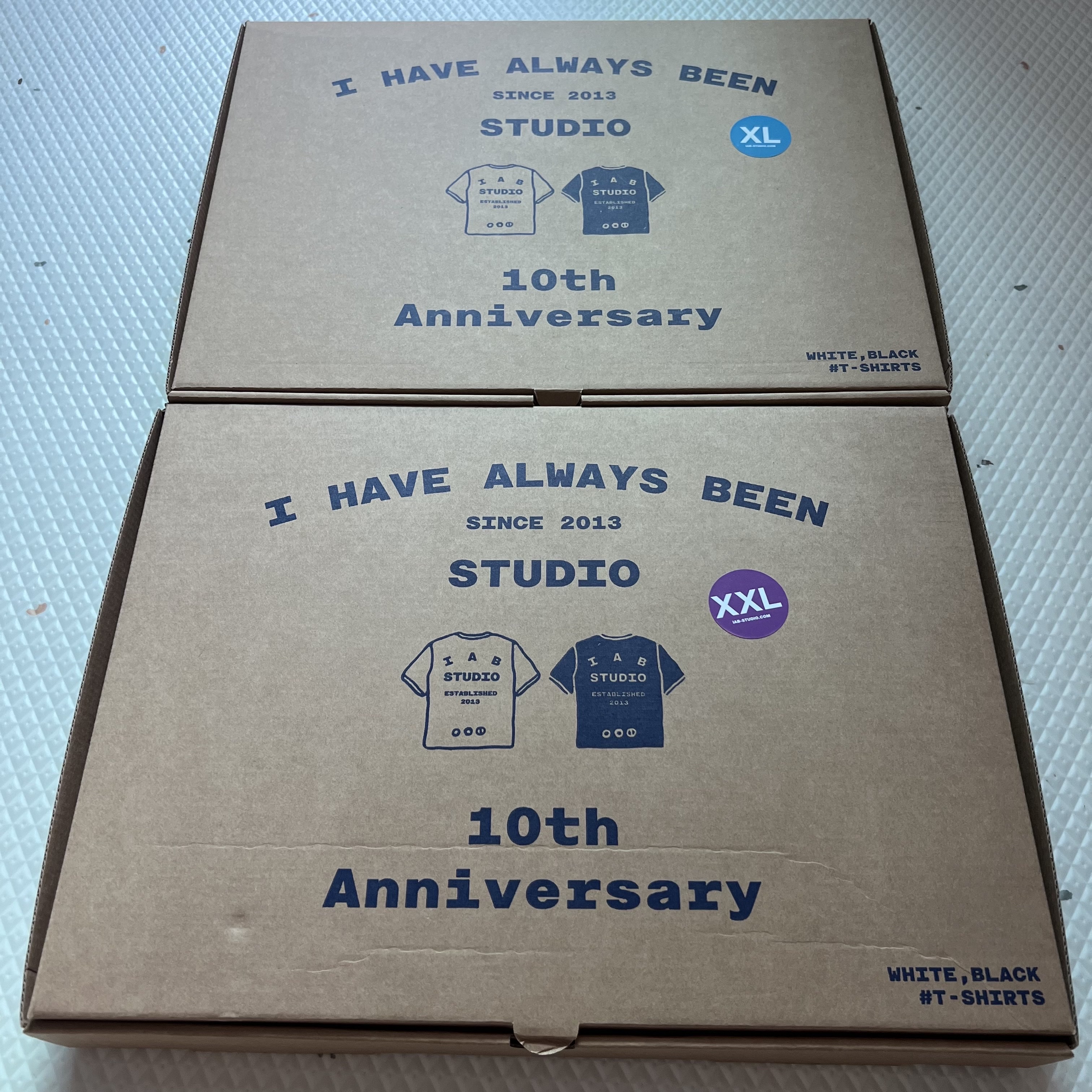 IAB Studio 10th Anniversary T-Shirts Pack White & Black (2 Pack) 착용 스타일