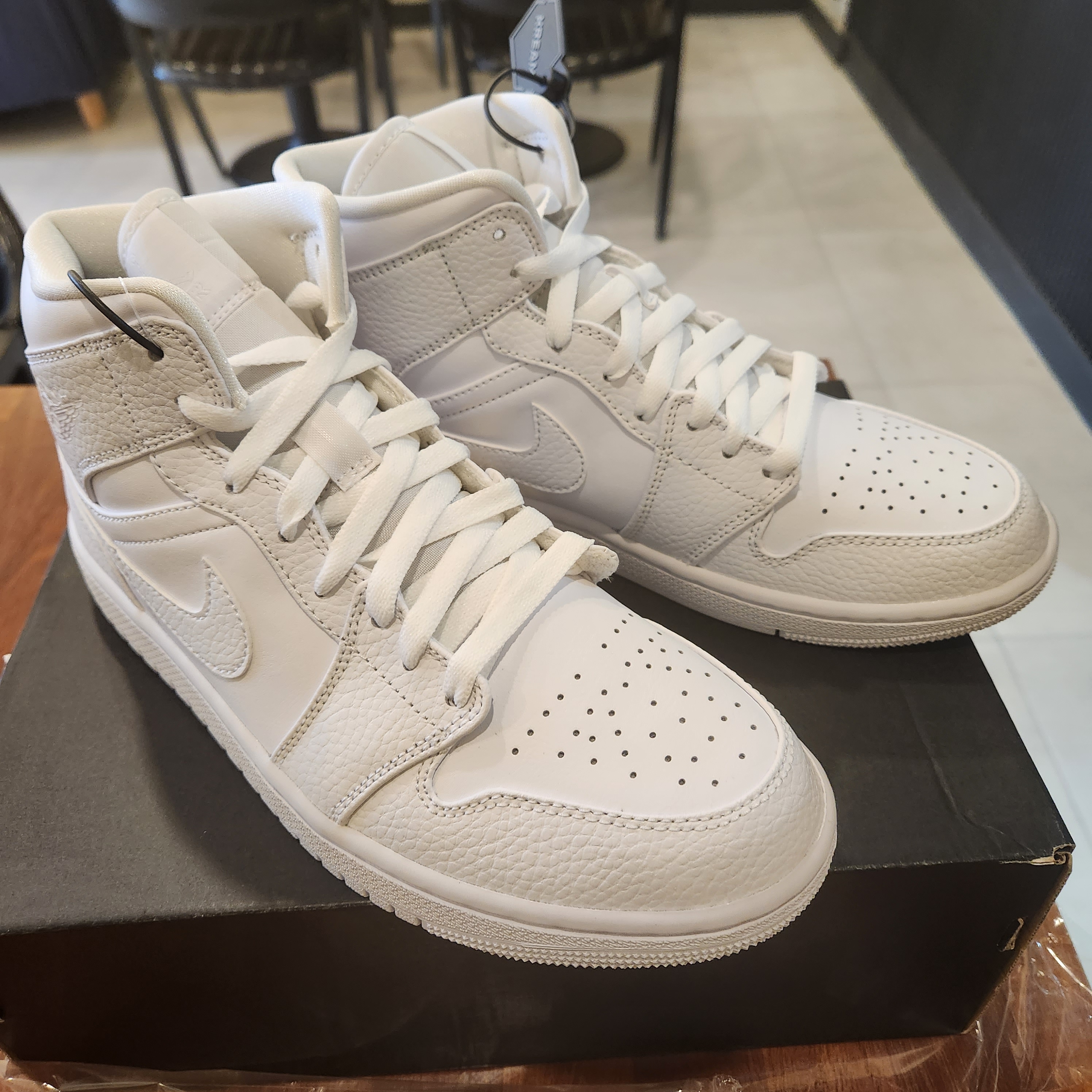 Jordan 1 Mid Triple White 착용 스타일 - 1