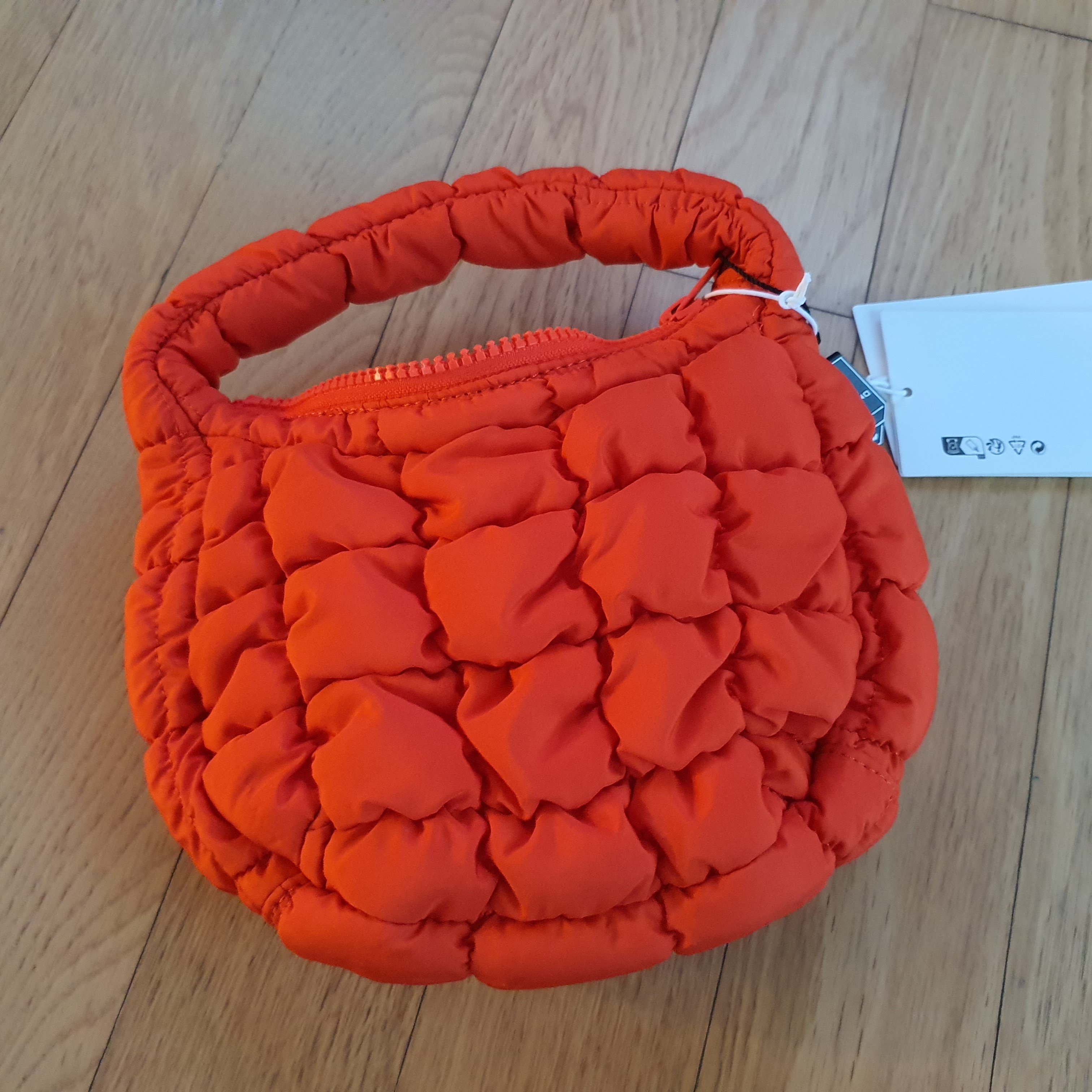 COS Quilted Micro Bag Orange 착용 스타일 - 1