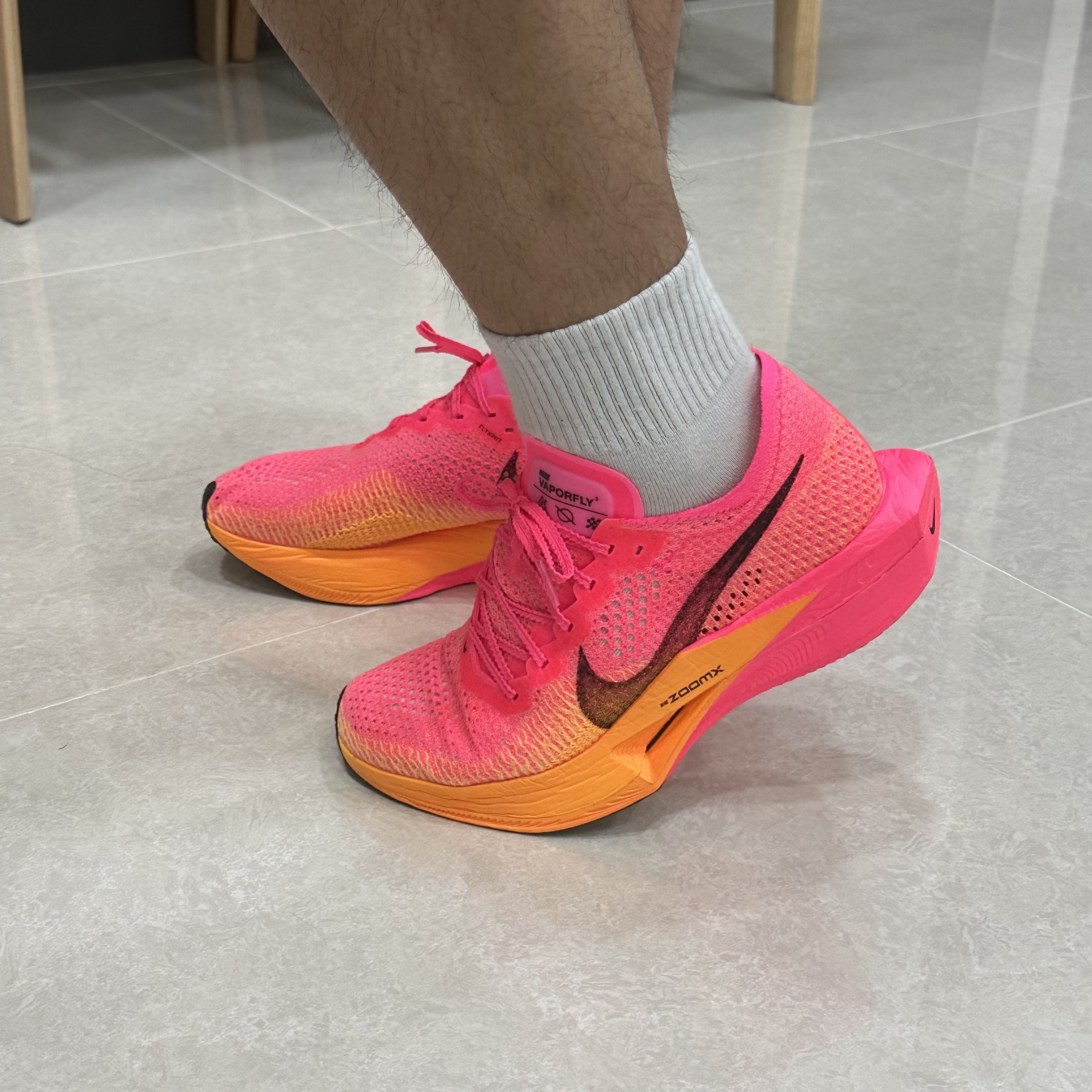 Nike ZoomX Vaporfly Next% 3 Hyper Pink 착용 스타일 - 2