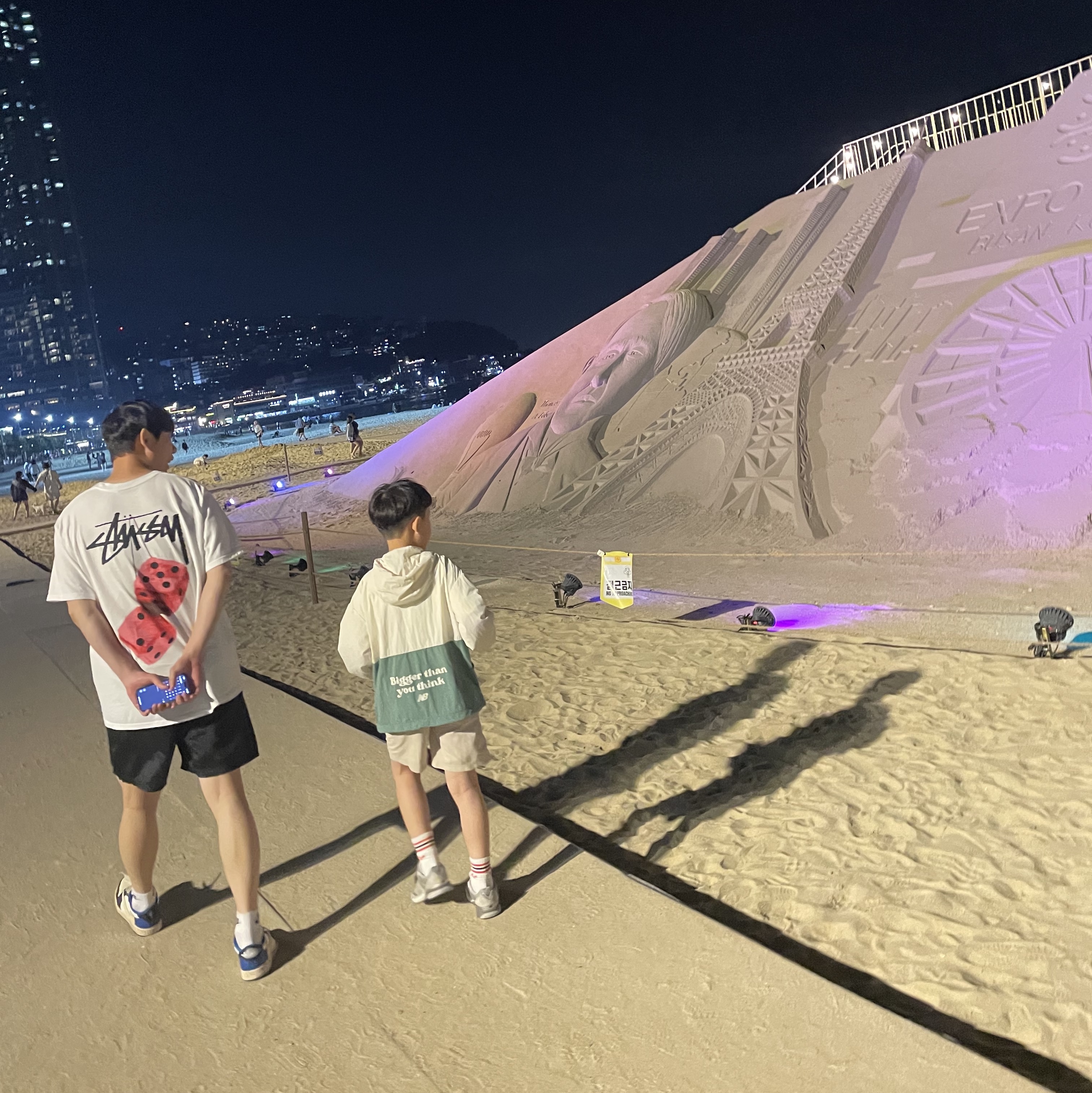 Jordan 1 x Travis Scott x Fragment Retro Low OG SP Military Blue, Stussy Fuzzy Dice T-Shirt White 착용 스타일