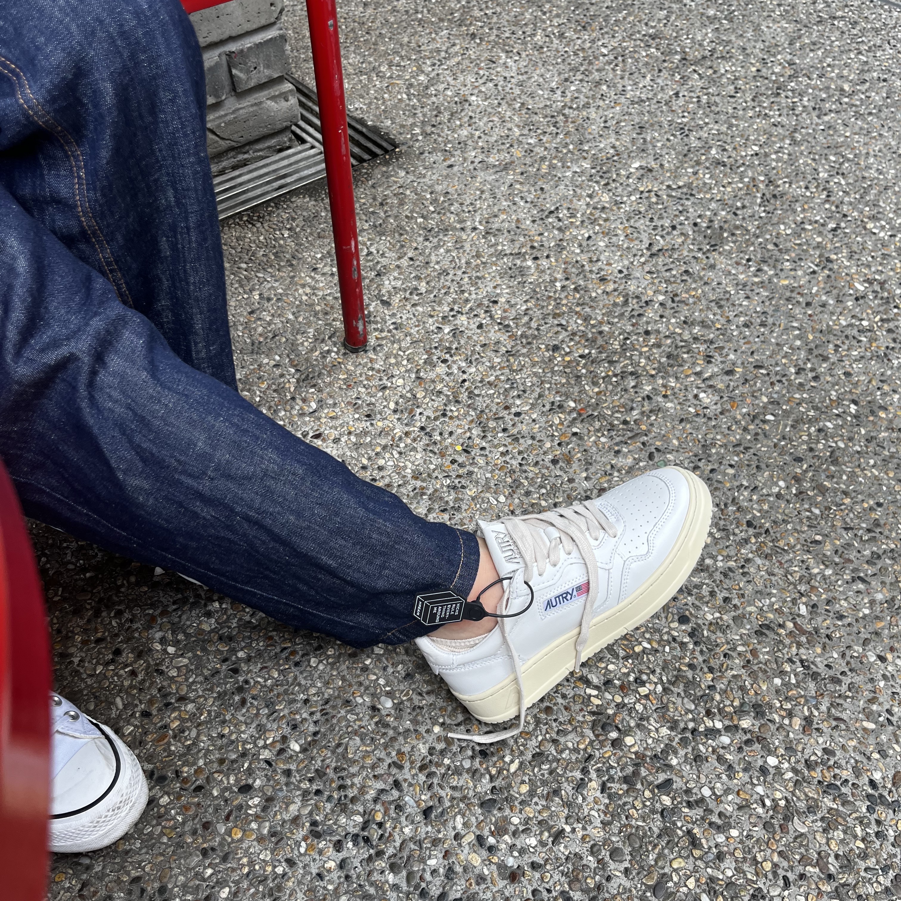 (W) Autry Medalist Low Leather Sneakers White 착용 스타일
