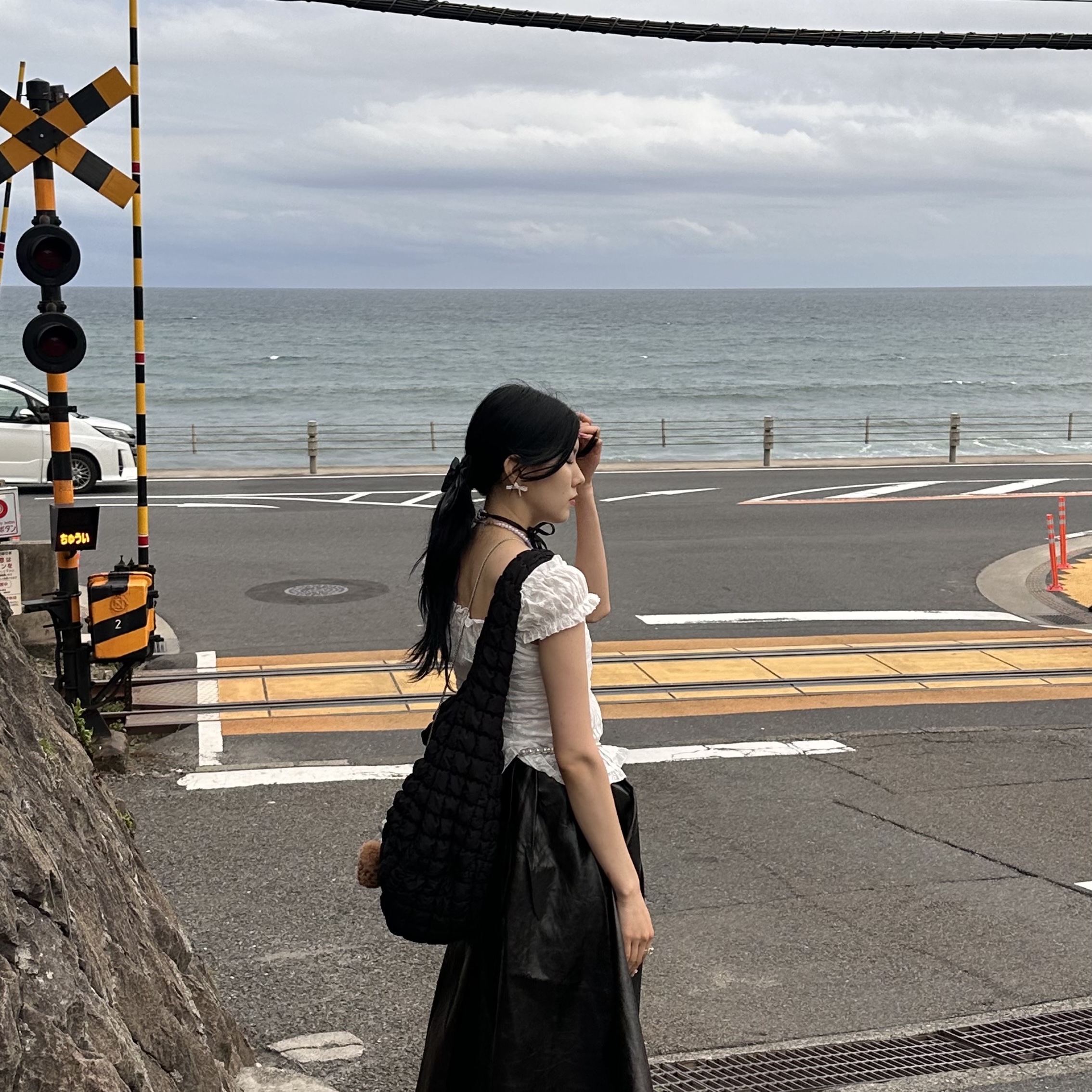 COS Quilted Oversized Shoulder Bag Black 착용 스타일 - 2