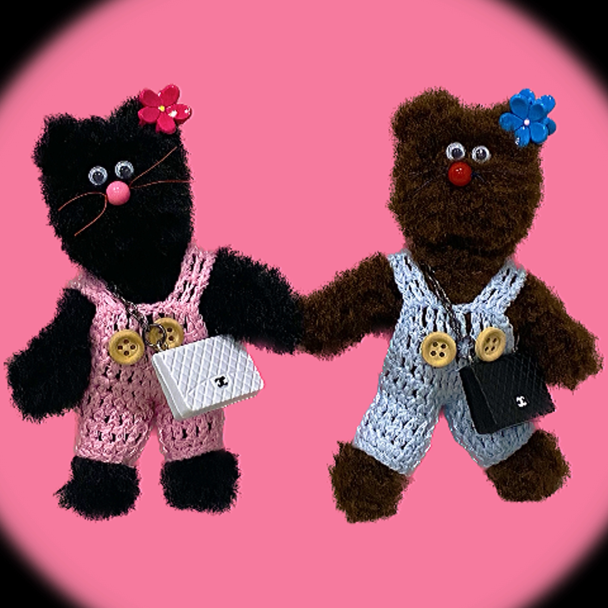 [KREAM 단독] Monamhee Bred Keyring with Pink Pants Brown, [KREAM 단독] Monamhee Beulpingi Keyring with White Pants Black 착용 스타일
