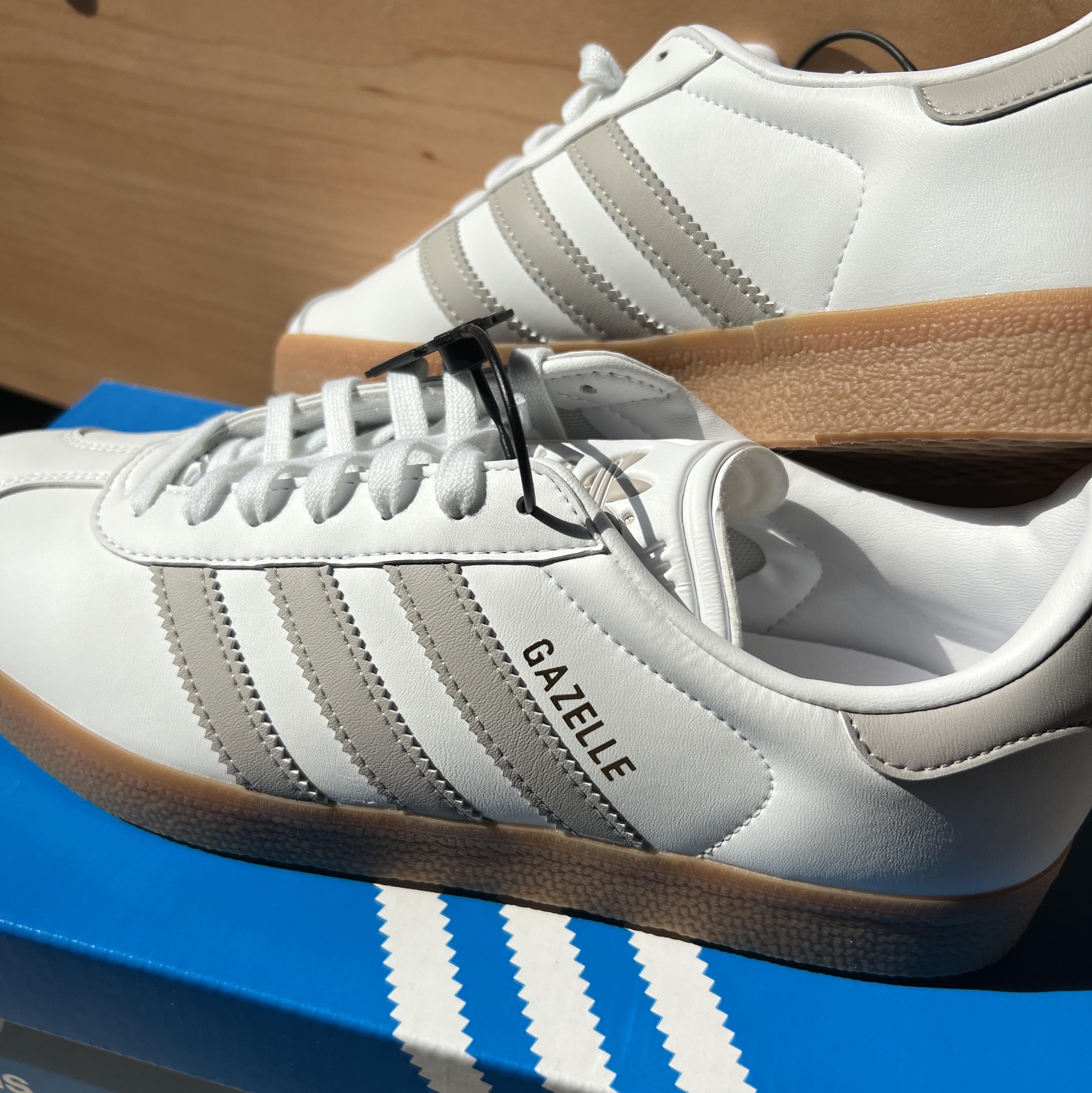 Adidas Gazelle White Grey 착용 스타일