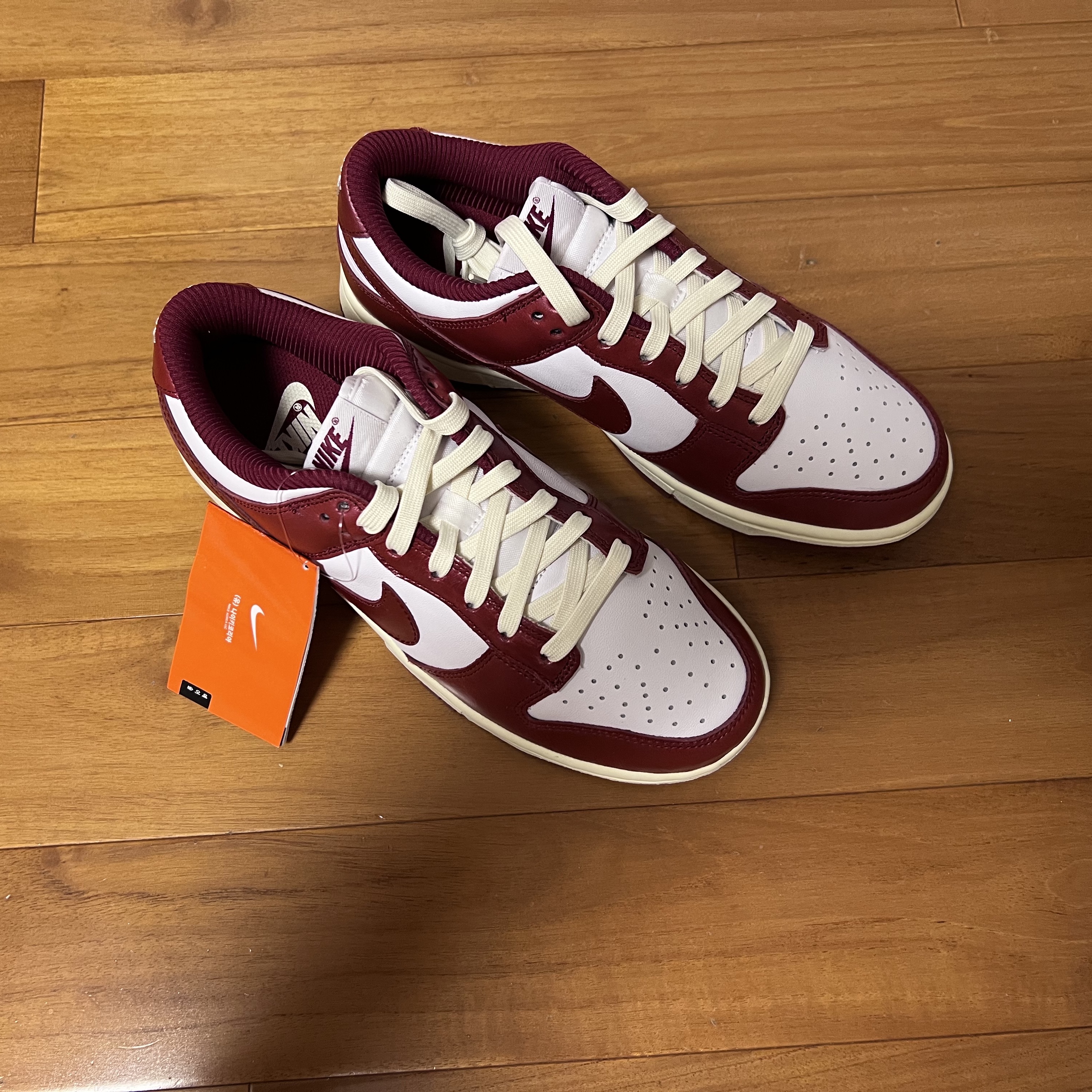 (W) Nike Dunk Low Retro PRM Team Red and White 착용 스타일