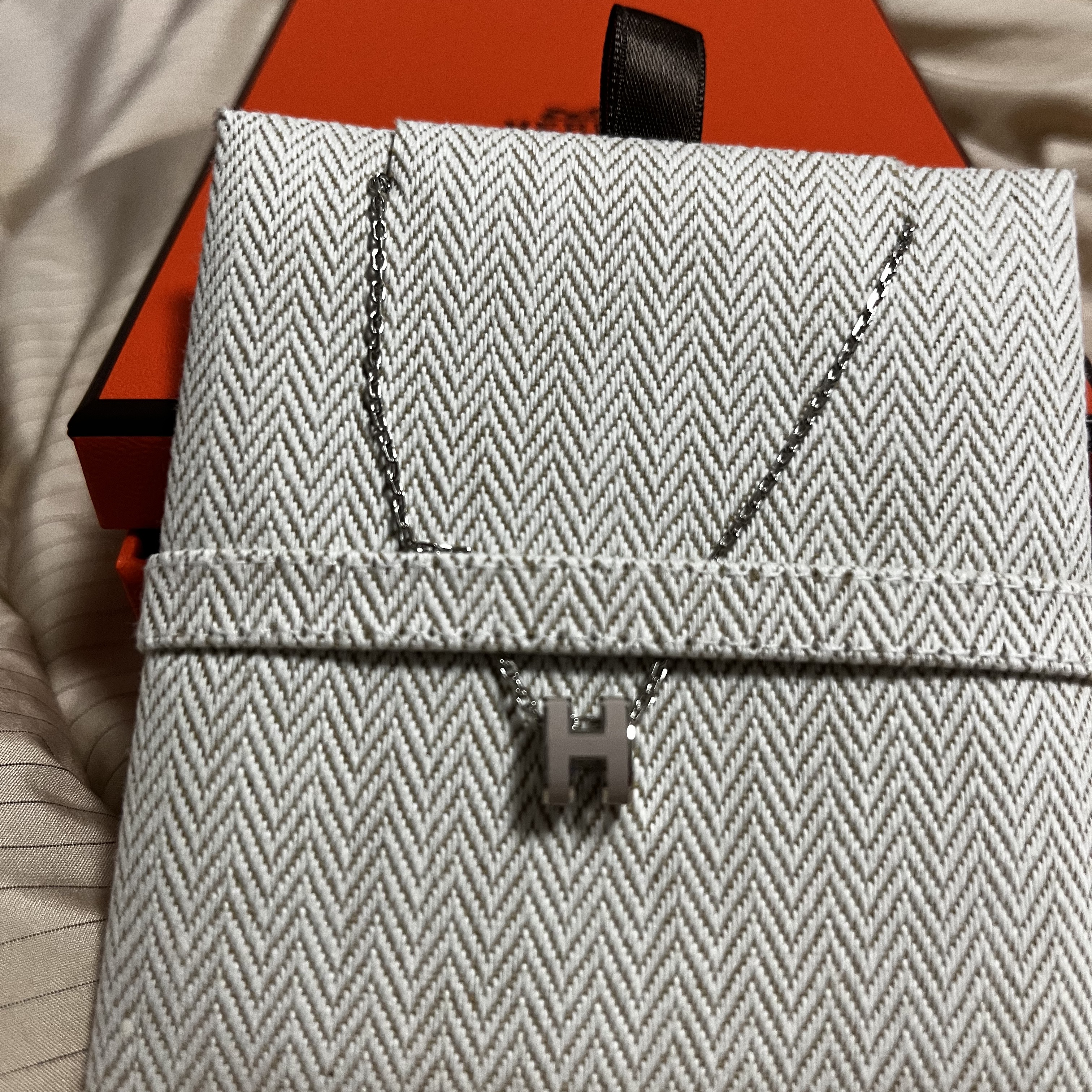 (W) Hermes Mini Pop H Pendant Palladium & Marron Glace 착용 스타일 - 3