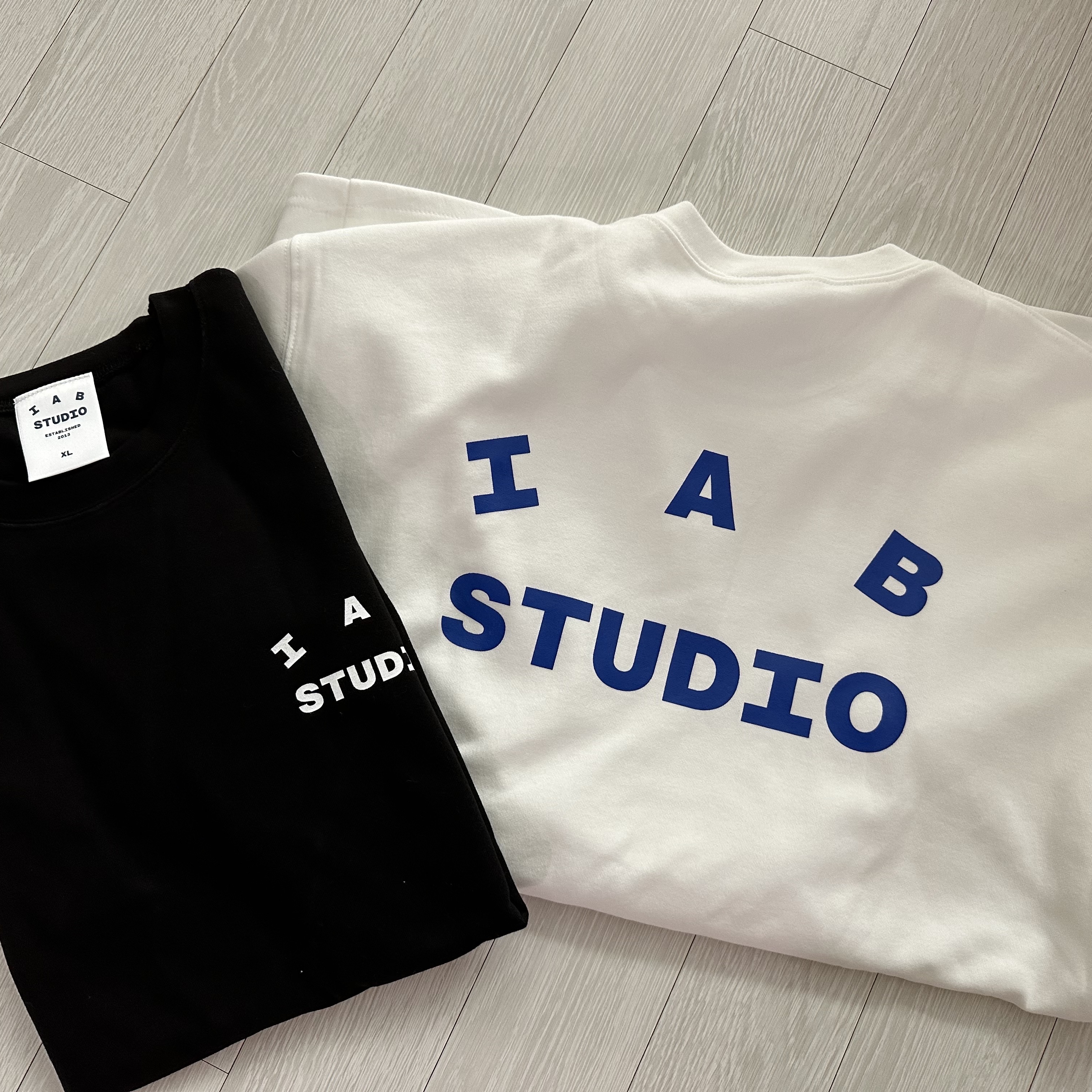 IAB Studio 10th Anniversary T-Shirts Pack White & Black (2 Pack) 착용 스타일