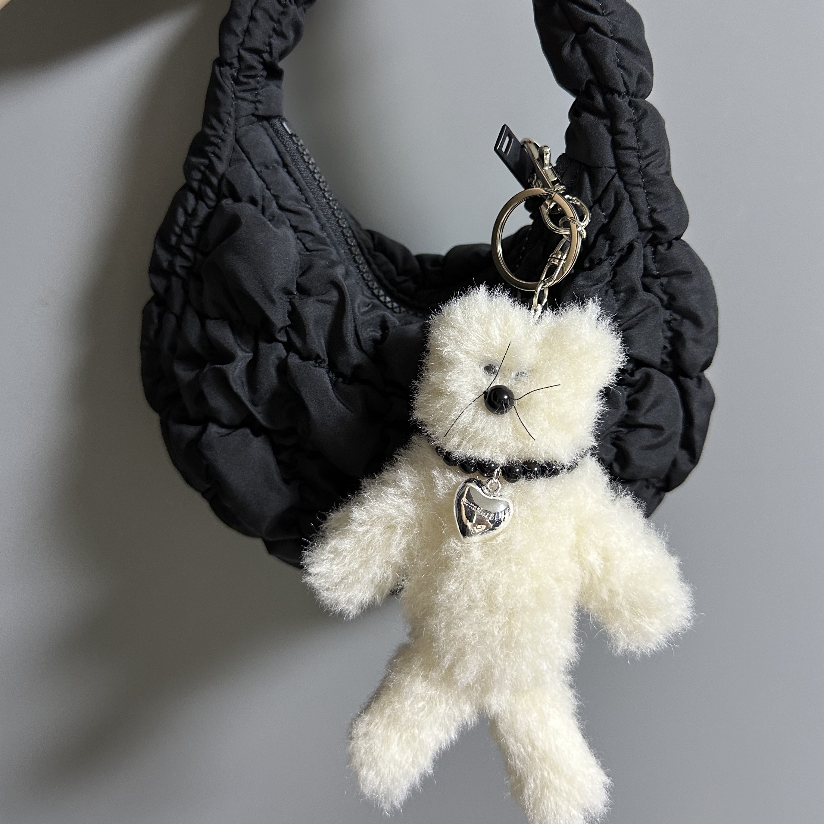 [KREAM 단독] Monamhee Creami Keyring Cream, COS Quilted Micro Bag Black 착용 스타일