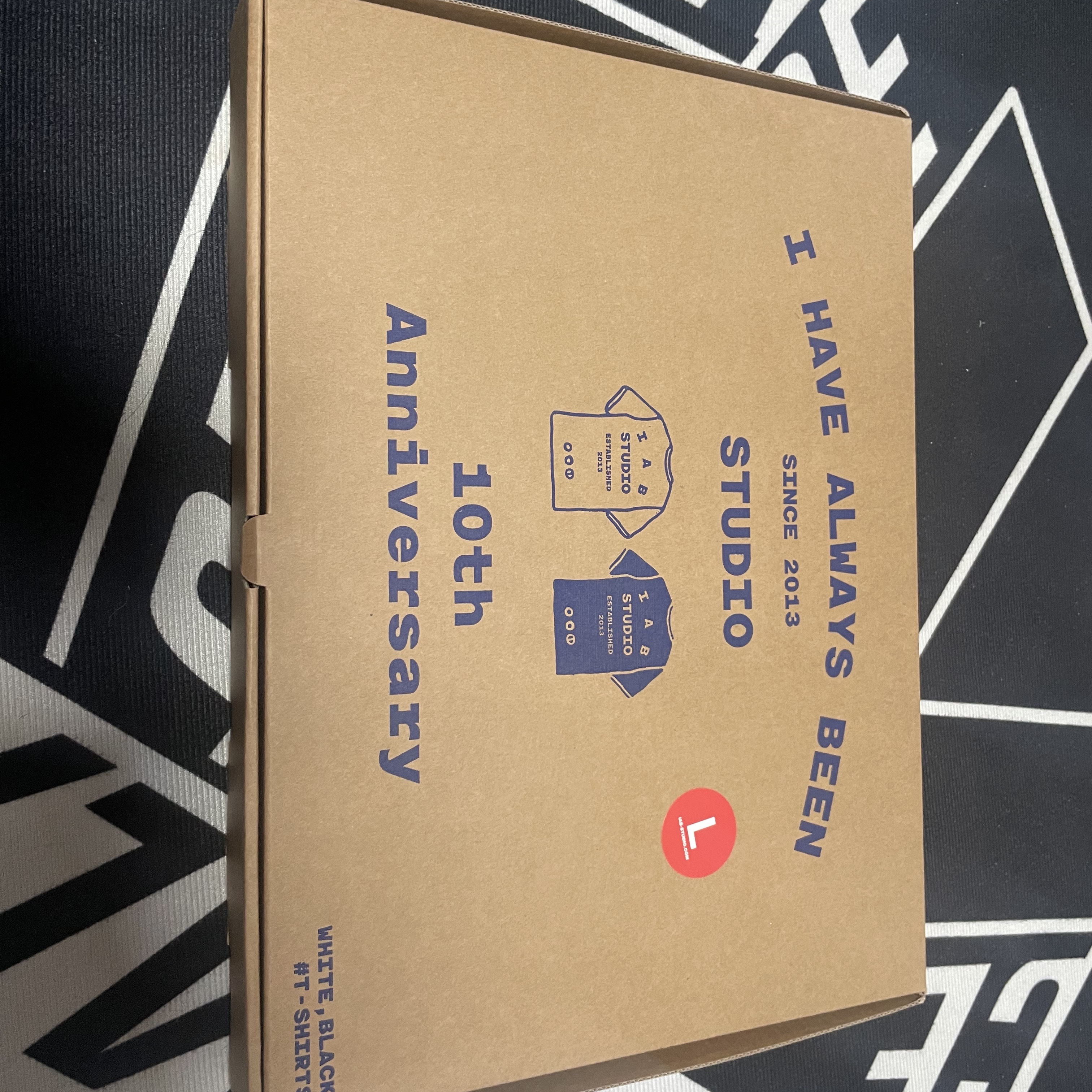 IAB Studio 10th Anniversary T-Shirts Pack White & Black (2 Pack) 착용 스타일 - 1